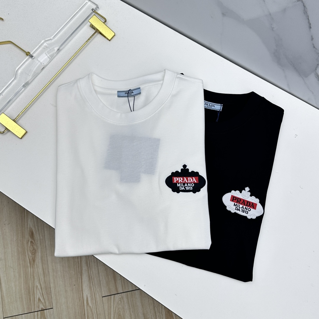 NO:827814,Prada Prada 2026 spring and summer new short-sleeved T-shirt of the same style as the official website, double yarn pure cotton fabric, diversified matching, catering to the current innovative trend of fashion cutting-edge, collision of retro and modern elements, extreme violent aesthetics. Fashion matching, complete three standards a17 size S-XXL,, prada, prada, T-shirt, tees, t-shirt,19860909Prada普拉达 2026春夏新款短袖 官网同款T恤,双纱纯棉面料 多元化搭配 迎合眼下时尚前沿的创新趋势 复古与现代化元素的碰撞 极端的暴力美学.时尚搭配 三标齐全 a17 尺码S-XXL,,prada,prada,T-shirt,tees，t-shirt,,Men's clothing