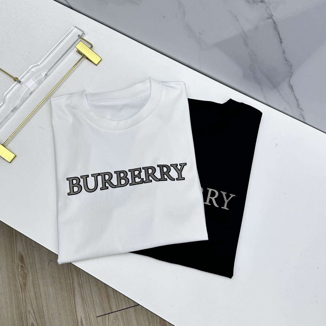 NO:827824,Burberry's new spring and summer debut counter, the latest short-sleeved round-neck T-shirt, high-end custom design, avant-garde and fashionable!  Brand logo process design, customized mercerized cotton fabric. Soft to the touch. Comfortable to wear. Counter-level exquisite stitching. Fine workmanship. The upper body effect is incomparably handsome!  A must-have item for a stylish man!  Xh original product, size M-3XL,,burberry,burberry,T-shirt,tees,t-shirt,19860909Burberry巴宝莉 春夏新款首发专柜最新款短袖圆领T恤 高端订制 设计前卫时尚！品牌logo工艺设计 定制丝光棉面料.手感柔软.穿着舒适.专柜级别精致车线.做工精细.上身效果无敌帅气！型男必备单品！ Xh原单出品 码数M-3XL,,burberry,burberry,T-shirt,tees，t-shirt,,Men's clothing