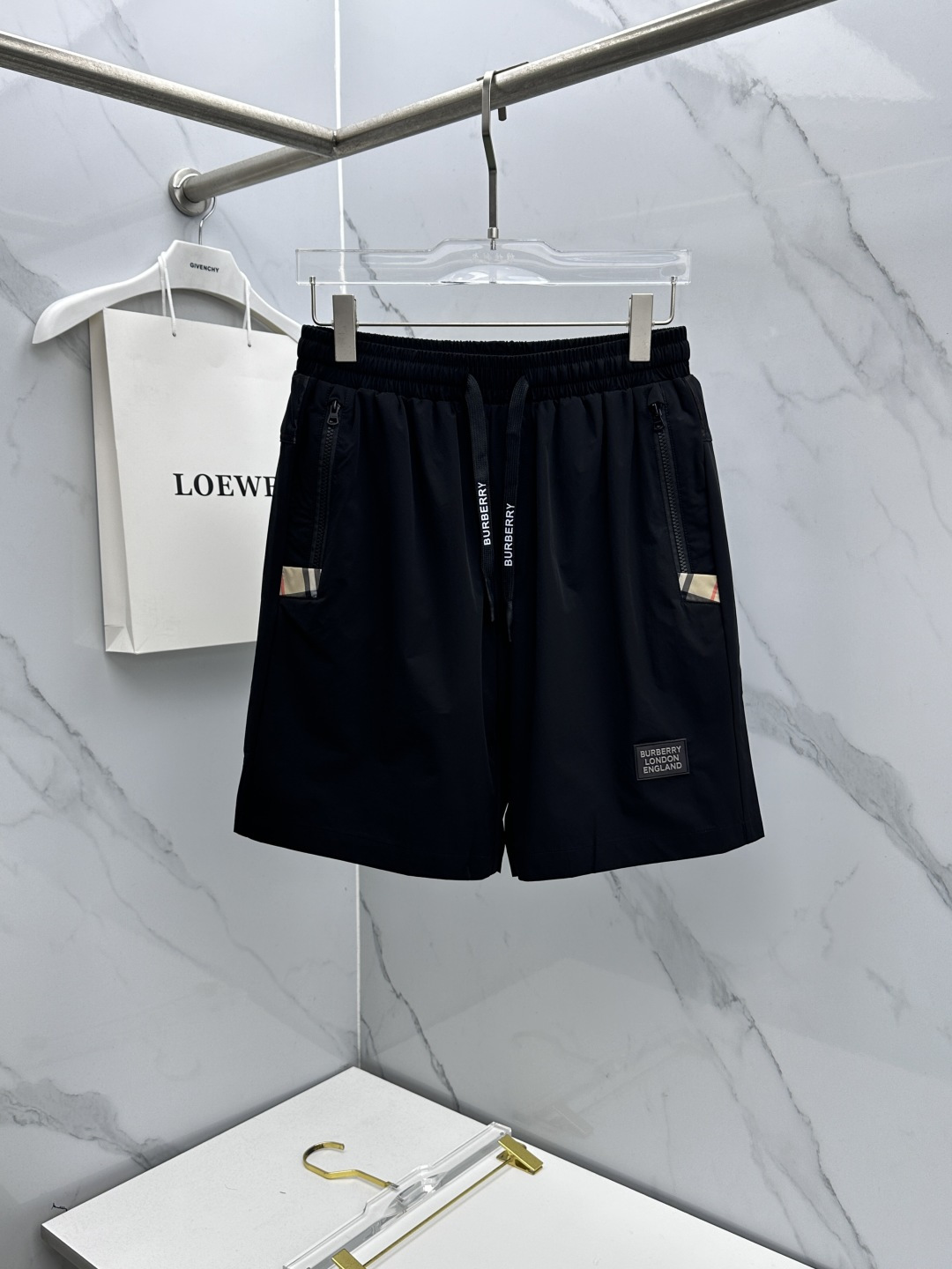 NO:835144,Burberry 26ss spring and summer exclusive new casual pants and shorts high-end version!  Customized quick-drying fabric, mesh lining, highly breathable and comfortable, non-sticky, impeccable details, brand element design concept, reflecting high quality. Presenting casual tailoring, the upper body shape is awesome!  dx code number: M-3XL,,burberry,burberry,shorts,19860909Burberry巴宝莉 26ss春夏专供新款休闲裤短裤 高端版本！定制速干面料 网纱内衬 透气舒适度高,不粘腻,细节无可挑剔,品牌元素设计理念,体现高品质.呈现休闲裁剪,上身版型超赞！dx 码数: M-3XL,,burberry,burberry,shorts,,Men's clothing