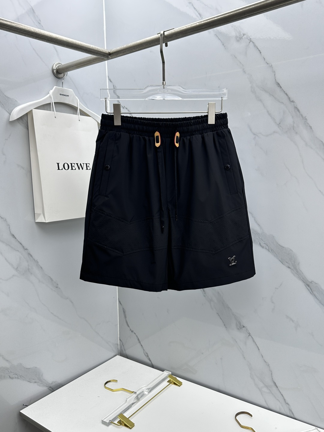 NO:835147,LV Louis Vuitton 26ss spring and summer exclusive new casual pants and shorts high-end version!  Customized quick-drying fabric, mesh lining, highly breathable and comfortable, non-sticky, impeccable details, brand element design concept, reflecting high quality. Presenting casual tailoring, the upper body shape is awesome!  dx code number: M-3XL,,louis vuitton,louis vuitton,shorts,19860909LV路易威登 26ss春夏专供新款休闲裤短裤 高端版本！定制速干面料 网纱内衬 透气舒适度高,不粘腻,细节无可挑剔,品牌元素设计理念,体现高品质.呈现休闲裁剪,上身版型超赞！dx 码数: M-3XL,,louis vuitton,louis vuitton,shorts,,Men's clothing