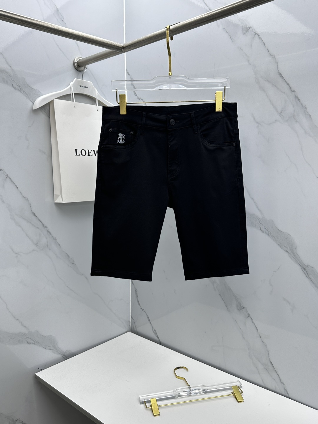 NO:827848,BC high-end customization, the latest washed denim shorts for spring 26, sold simultaneously at the counter, original customized replicas, customized accessories provided by customers, original quality, imported solid color elastic fabric, breathable and comfortable. Fine workmanship and routing, excellent upper body!  Preferred single A16 code number 29-38 without 37,,shorts,19860909BC 高端定制、26春季最新款洗水牛仔短裤 柜台同步发售 原版定制复刻 客供定制辅料 原单品质 进口固色弹力面料 透气舒适.做工走线精细 上身绝佳！优选单A16 码数29-38无37,,shorts,,Men's clothing