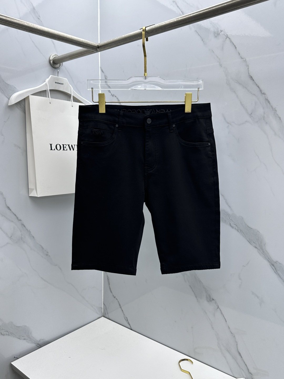 NO:827858,Amani's high-end customization, the latest washed denim shorts for spring 26, are available simultaneously at the counter. Original custom replicas. Customized accessories provided by customers. Original quality. Imported solid-color stretch fabrics. Breathable and comfortable. Fine workmanship and routing. Excellent upper body!  Preferred single A16 code number 29-38 no 37,,armani,shorts,19860909Amani阿玛尼 高端定制、26春季最新款洗水牛仔短裤 柜台同步发售 原版定制复刻 客供定制辅料 原单品质 进口固色弹力面料 透气舒适.做工走线精细 上身绝佳！优选单A16 码数29-38无37,,armani,shorts,,Men's clothing