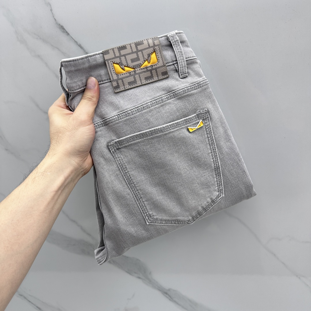NO:827878,Fendi Fendi's high-end customization, the latest washed denim shorts for spring 26, are available simultaneously at the counter. Original custom replicas. Customized accessories provided by customers. Original quality. Imported solid-color elastic fabrics. Breathable and comfortable. Fine workmanship and routing. Excellent upper body!  Preferred single A16 code number 29-38 no 37,,fendi,fendi,shorts,19860909Fendi芬迪 高端定制、26春季最新款洗水牛仔短裤 柜台同步发售 原版定制复刻 客供定制辅料 原单品质 进口固色弹力面料 透气舒适.做工走线精细 上身绝佳！优选单A16 码数29-38无37,,fendi,fendi,shorts,,Men's clothing