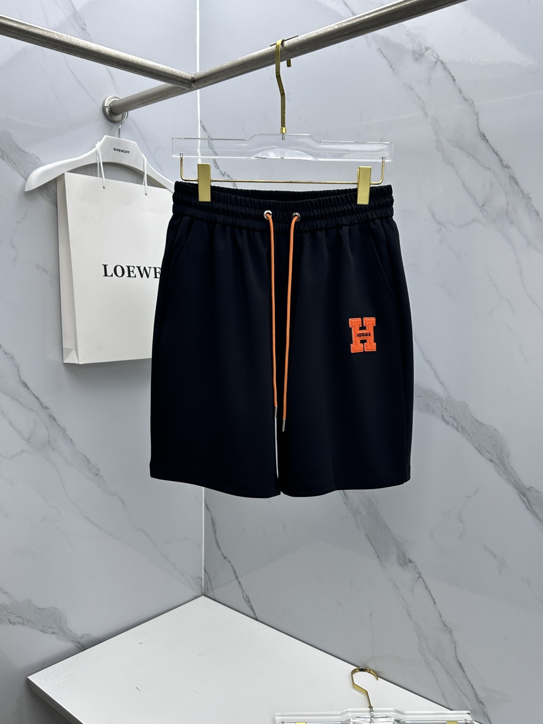 NO:831459,Hermes 26ss spring and summer exclusive new casual pants and shorts, high-end version!  Customized fabrics with high breathability and comfort, non-sticky, impeccable details, brand element design concept, reflecting high quality. Presenting casual tailoring, the upper body shape is awesome!  Size: M-3XL,,hermes,hermes,shorts,19860909Hermes爱马仕 26ss春夏专供新款休闲裤短裤 高端版本！定制面料 透气舒适度高,不粘腻,细节无可挑剔,品牌元素设计理念,体现高品质.呈现休闲裁剪,上身版型超赞！ 码数: M-3XL,,hermes,hermes,shorts,,Men's clothing