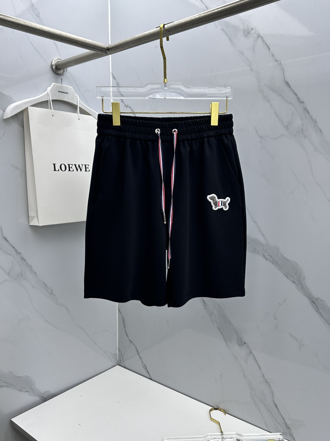 NO:831465,TB Tom Brown 26ss spring and summer exclusive new casual pants and shorts high-end version!  Customized fabrics with high breathability and comfort, non-sticky, impeccable details, brand element design concept, reflecting high quality. Presenting casual tailoring, the upper body shape is awesome!  Size: M-3XL,,thom browne,shorts,19860909TB汤姆布朗 26ss春夏专供新款休闲裤短裤 高端版本！定制面料 透气舒适度高,不粘腻,细节无可挑剔,品牌元素设计理念,体现高品质.呈现休闲裁剪,上身版型超赞！ 码数: M-3XL,,thom browne,shorts,,Men's clothing