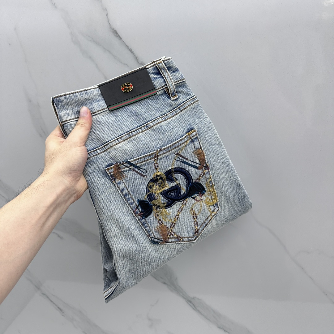 NO:831486,Gucci Gucci's high-end customization, the latest washed jeans for spring 26, are available simultaneously at the counter. Original custom-made replicas. Customized accessories provided by customers. Original quality. Imported solid-color stretch fabrics. Breathable and comfortable. Fine workmanship and routing. Excellent upper body!  Preferred order A16 size 29-38 no 37,,gucci,gucci,jeans,19860909Gucci古驰 高端定制、26春季最新款洗水牛仔裤 柜台同步发售 原版定制复刻 客供定制辅料 原单品质 进口固色弹力面料 透气舒适.做工走线精细 上身绝佳！优选单A16 码数29-38无37,,gucci,gucci,jeans,,Men's clothing