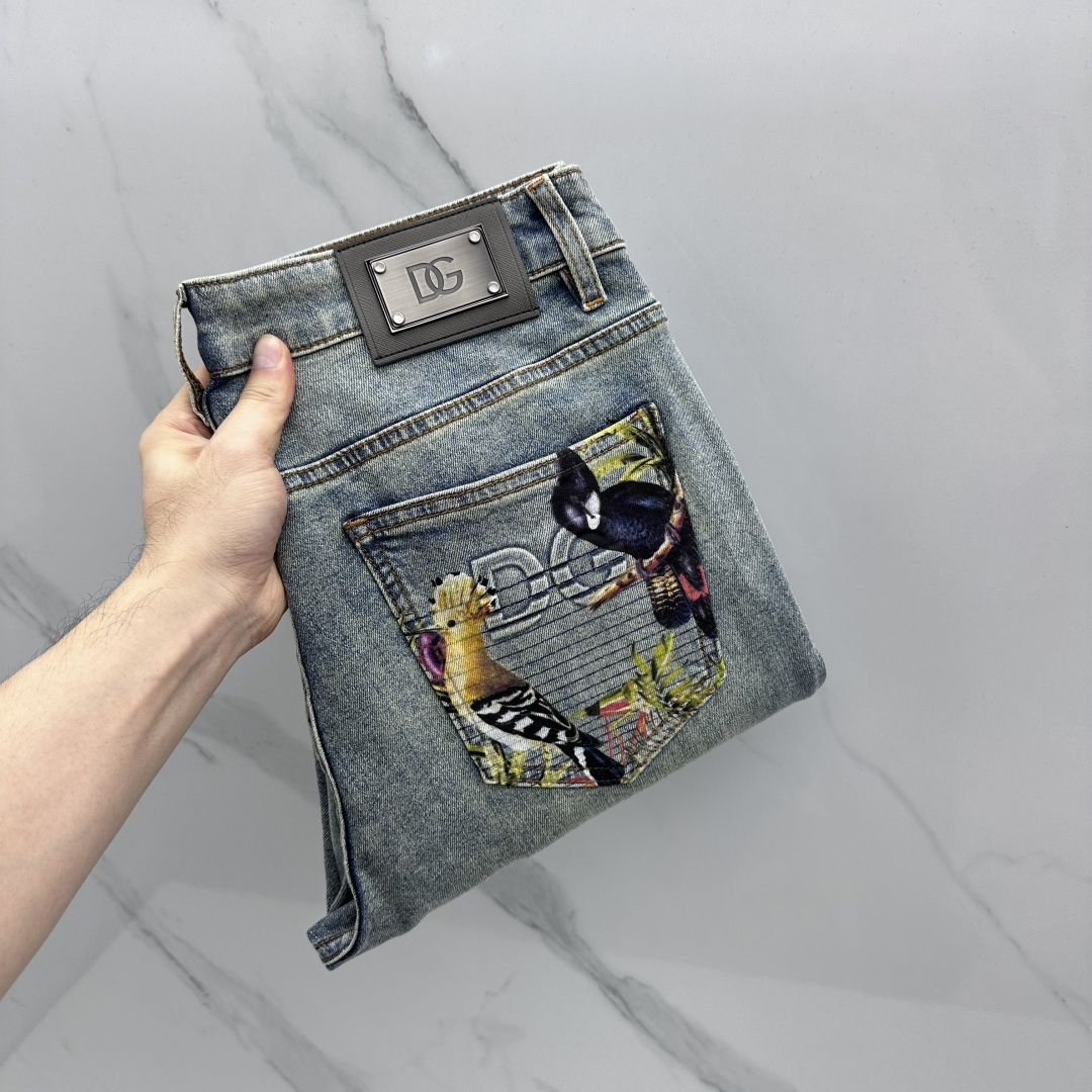 NO:831493,DG Dolce & Gabbana's high-end customization, the latest washed jeans for spring 26, are available simultaneously at the counter. Original custom replicas. Customized accessories provided by customers. Original quality. Imported solid-color stretch fabrics. Breathable and comfortable. Fine workmanship and routing. Excellent upper body!  Preferred single A16 code number 29-38 no 37,,Dolce&Gabbana,jeans,19860909DG杜嘉班纳 高端定制、26春季最新款洗水牛仔裤 柜台同步发售 原版定制复刻 客供定制辅料 原单品质 进口固色弹力面料 透气舒适.做工走线精细 上身绝佳！优选单A16 码数29-38无37,,Dolce&Gabbana,jeans,,Men's clothing