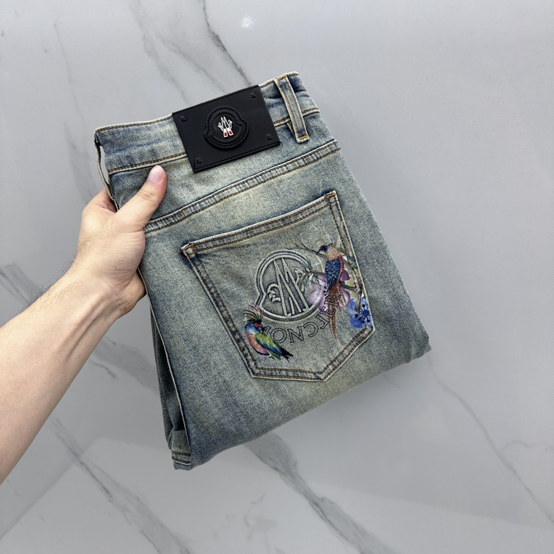 NO:831500,Moncler muzzle high-end customization, the latest washed jeans for spring 26, sold simultaneously at the counter, original custom replicas, customized accessories provided by customers, original quality, imported solid color elastic fabric, breathable and comfortable. Fine workmanship and routing, excellent upper body!  Preferred single A16 size 29-38 no 37,,Moncler,jeans,19860909Moncler蒙口 高端定制、26春季最新款洗水牛仔裤 柜台同步发售 原版定制复刻 客供定制辅料 原单品质 进口固色弹力面料 透气舒适.做工走线精细 上身绝佳！优选单A16 码数29-38无37,,Moncler,jeans,,Men's clothing