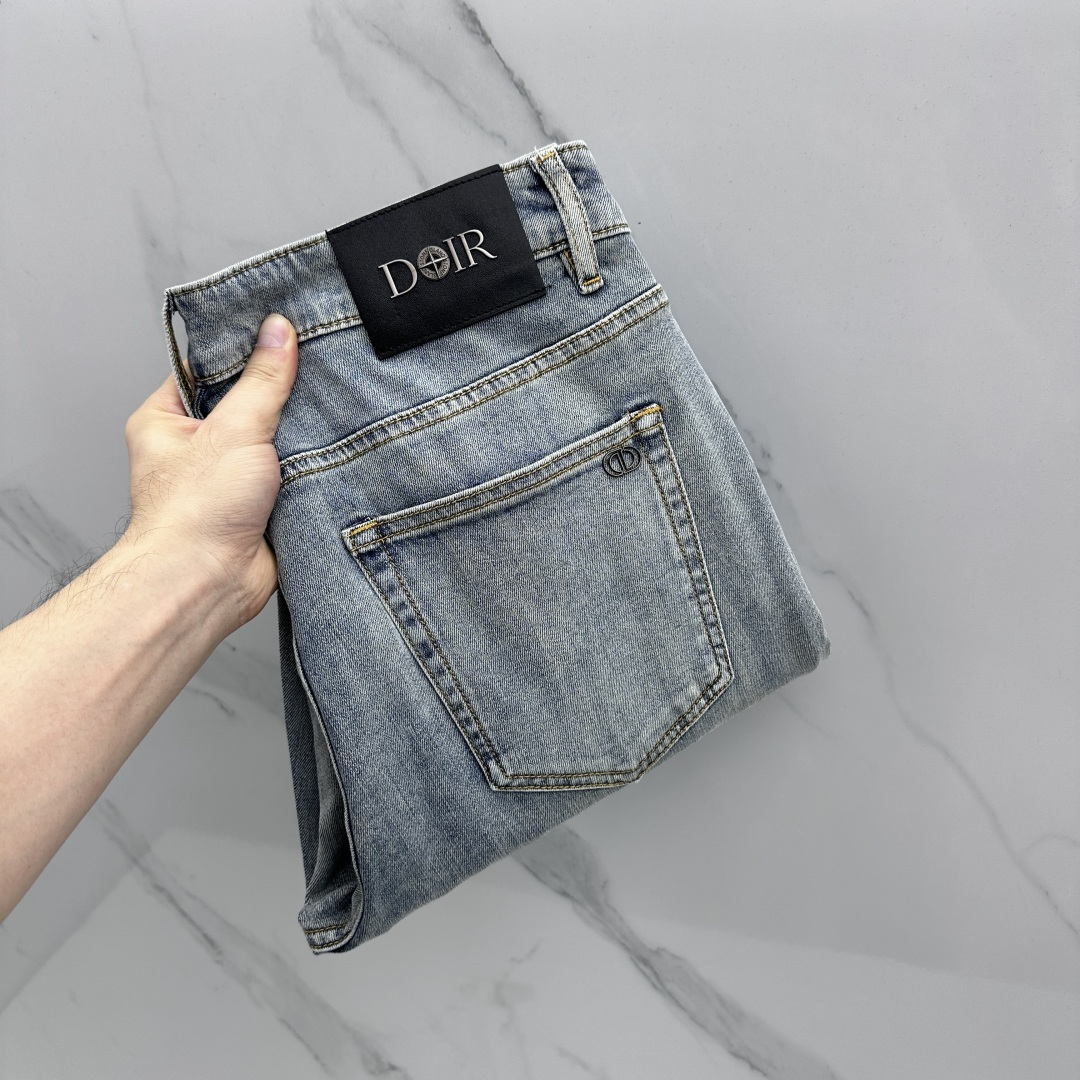 NO:831507,Dior Dior co-branded high-end customization, the latest washed jeans for spring 26, sold simultaneously at the counter, original customized replicas, customized accessories provided by customers, original quality, imported solid-color elastic fabric, breathable and comfortable. Fine workmanship and routing, excellent upper body!  Preferred single A16 code number 29-38 no 37,,dior,dior,jeans,19860909Dior迪奥联名 高端定制、26春季最新款洗水牛仔裤 柜台同步发售 原版定制复刻 客供定制辅料 原单品质 进口固色弹力面料 透气舒适.做工走线精细 上身绝佳！优选单A16 码数29-38无37,,dior,dior,jeans,,Men's clothing