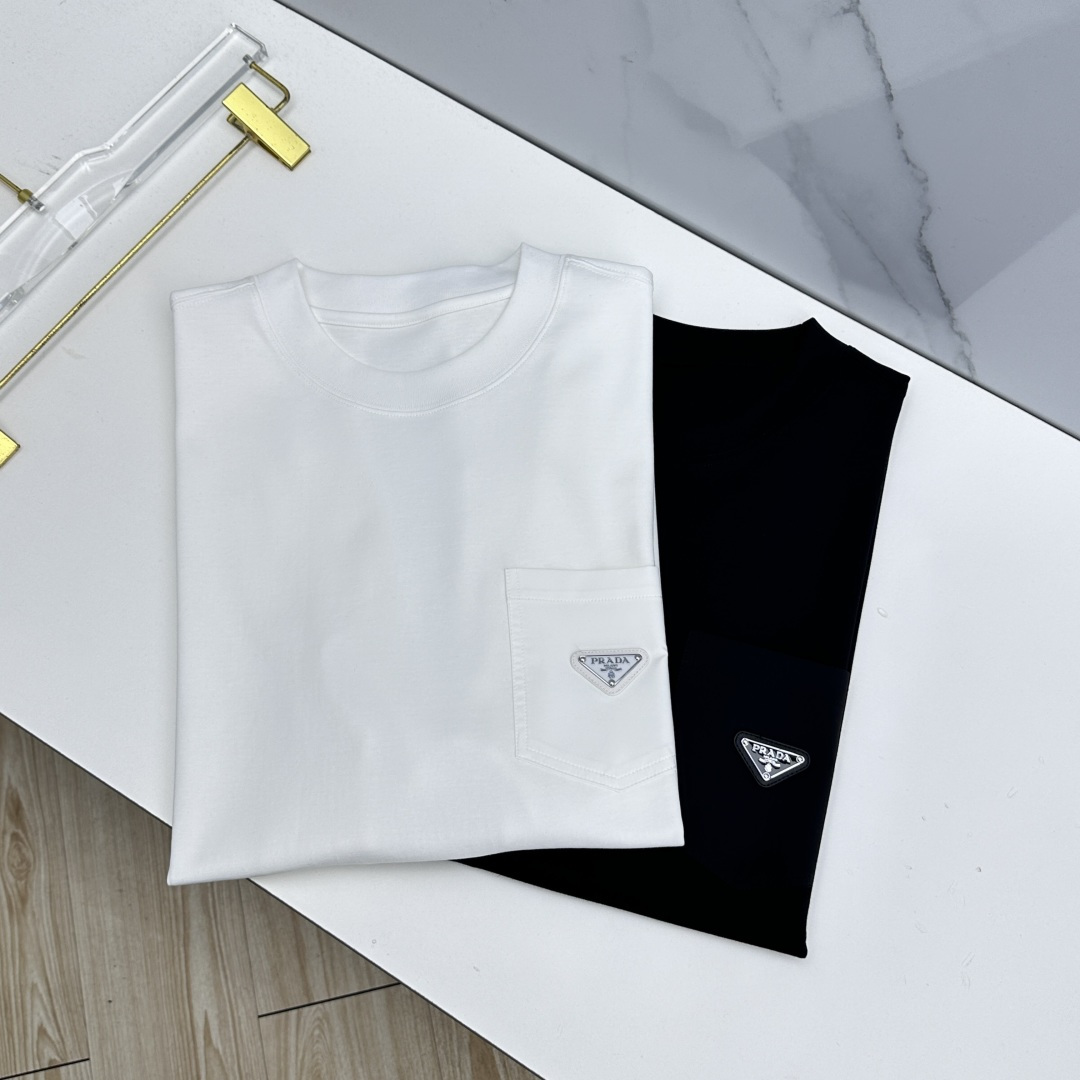 NO:831511,Prada's new spring and summer debut counter, the latest short-sleeved round-neck T-shirt, high-end custom design, avant-garde and fashionable!  Brand logo process design, customized mercerized cotton fabric. Soft to the touch. Comfortable to wear. Counter-level exquisite stitching. Fine workmanship. The upper body effect is incomparably handsome!  A must-have item for a stylish man!  023 code size M-3XL,,prada,prada,T-shirt,tees,t-shirt,19860909Prada普拉达 春夏新款首发专柜最新款短袖圆领T恤 高端订制 设计前卫时尚！品牌logo工艺设计 定制丝光棉面料.手感柔软.穿着舒适.专柜级别精致车线.做工精细.上身效果无敌帅气！型男必备单品！023 码数M-3XL,,prada,prada,T-shirt,tees，t-shirt,,Men's clothing