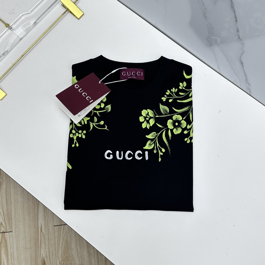 NO:831519,Gucci Gucci's new spring and summer new debut counter, the latest short-sleeved round neck T-shirt, high-end custom design, avant-garde and fashionable!  Brand logo craft design, custom-made pure cotton fabric. Soft to the touch. Comfortable to wear. Exquisite counter-level stitching. Fine workmanship. The upper body effect is incomparably handsome!  A must-have item for a stylish man!  023 code size M-3XL,,gucci,gucci,T-shirt,tees,t-shirt,19860909Gucci古驰 春夏新款首发专柜最新款短袖圆领T恤 高端订制 设计前卫时尚！品牌logo工艺设计 定制纯棉面料.手感柔软.穿着舒适.专柜级别精致车线.做工精细.上身效果无敌帅气！型男必备单品！023 码数M-3XL,,gucci,gucci,T-shirt,tees，t-shirt,,Men's clothing