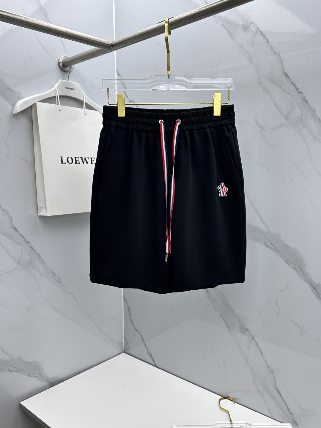 NO:833109,Moncler muzzle 26ss spring and summer exclusive new casual pants and shorts high-end version!  Customized fabrics with high breathability and comfort, non-sticky, impeccable details, brand element design concept, reflecting high quality. Presenting casual tailoring, the upper body shape is awesome!  Size: M-3XL,,Moncler,shorts,19860909Moncler蒙口 26ss春夏专供新款休闲裤短裤 高端版本！定制面料 透气舒适度高,不粘腻,细节无可挑剔,品牌元素设计理念,体现高品质.呈现休闲裁剪,上身版型超赞！ 码数: M-3XL,,Moncler,shorts,,Men's clothing
