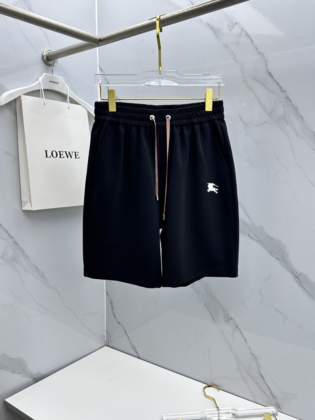 NO:833116,Burberry 26ss spring and summer exclusive new casual pants and shorts high-end version!  Customized fabrics with high breathability and comfort, non-sticky, impeccable details, brand element design concept, reflecting high quality. Presenting casual tailoring, the upper body shape is awesome!  Size: M-3XL,,burberry,burberry,shorts,19860909Burberry巴宝莉 26ss春夏专供新款休闲裤短裤 高端版本！定制面料 透气舒适度高,不粘腻,细节无可挑剔,品牌元素设计理念,体现高品质.呈现休闲裁剪,上身版型超赞！ 码数: M-3XL,,burberry,burberry,shorts,,Men's clothing