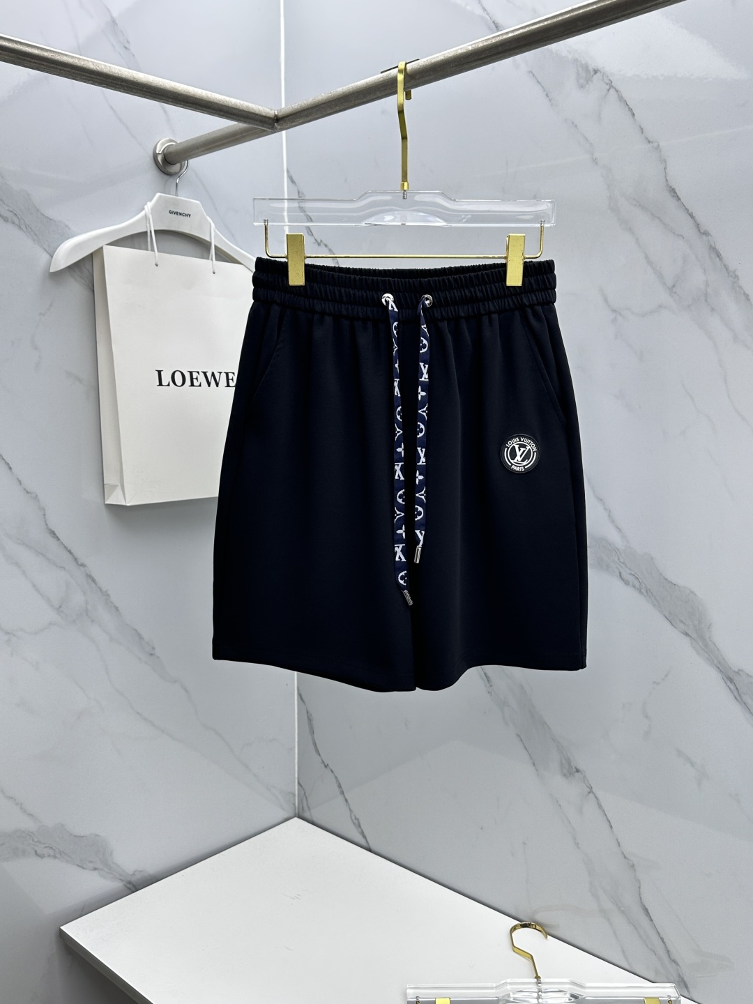 NO:833123,LV Louis Vuitton 26ss spring and summer exclusive new casual pants and shorts high-end version!  Customized fabrics with high breathability and comfort, non-sticky, impeccable details, brand element design concept, reflecting high quality. Presenting casual tailoring, the upper body shape is awesome!  Size: M-3XL,,louis vuitton,louis vuitton,shorts,19860909LV路易威登 26ss春夏专供新款休闲裤短裤 高端版本！定制面料 透气舒适度高,不粘腻,细节无可挑剔,品牌元素设计理念,体现高品质.呈现休闲裁剪,上身版型超赞！ 码数: M-3XL,,louis vuitton,louis vuitton,shorts,,Men's clothing
