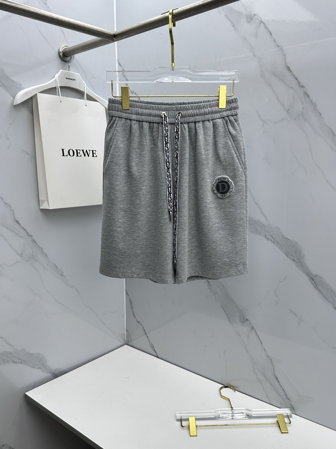 NO:833129,Dior Dior 26ss spring and summer exclusive new casual pants and shorts high-end version!  Customized fabrics with high breathability and comfort, non-sticky, impeccable details, brand element design concept, reflecting high quality. Presenting casual tailoring, the upper body shape is awesome!  Size: M-3XL,,dior,dior,shorts,19860909Dior迪奥 26ss春夏专供新款休闲裤短裤 高端版本！定制面料 透气舒适度高,不粘腻,细节无可挑剔,品牌元素设计理念,体现高品质.呈现休闲裁剪,上身版型超赞！ 码数: M-3XL,,dior,dior,shorts,,Men's clothing