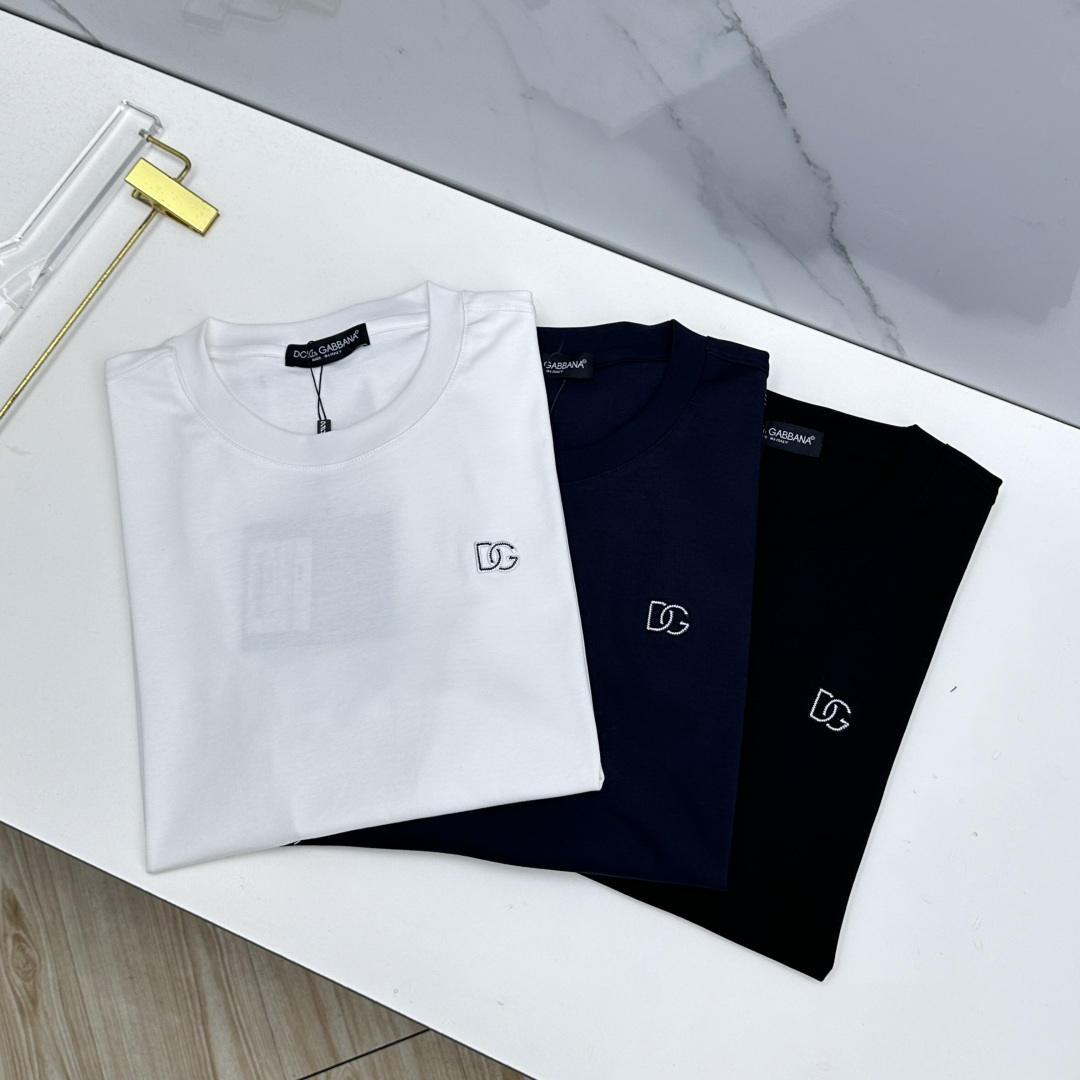 NO:833139,DG Dolce & Gabbana's new spring and summer debut counter, the latest short-sleeved round-neck T-shirt, high-end customization, avant-garde and fashionable design!  Brand logo craft design, customized mercerized fabric. Soft to the touch. Comfortable to wear. Counter-level exquisite stitching. Fine workmanship. The upper body effect is incomparably handsome!  A must-have item for a stylish man!  023 size M-3XL,,Dolce&Gabbana,T-shirt,tees,t-shirt,19860909DG杜嘉班纳 春夏新款首发专柜最新款短袖圆领T恤 高端订制 设计前卫时尚！品牌logo工艺设计 定制丝光面料.手感柔软.穿着舒适.专柜级别精致车线.做工精细.上身效果无敌帅气！型男必备单品！023 码数M-3XL,,Dolce&Gabbana,T-shirt,tees，t-shirt,,Men's clothing