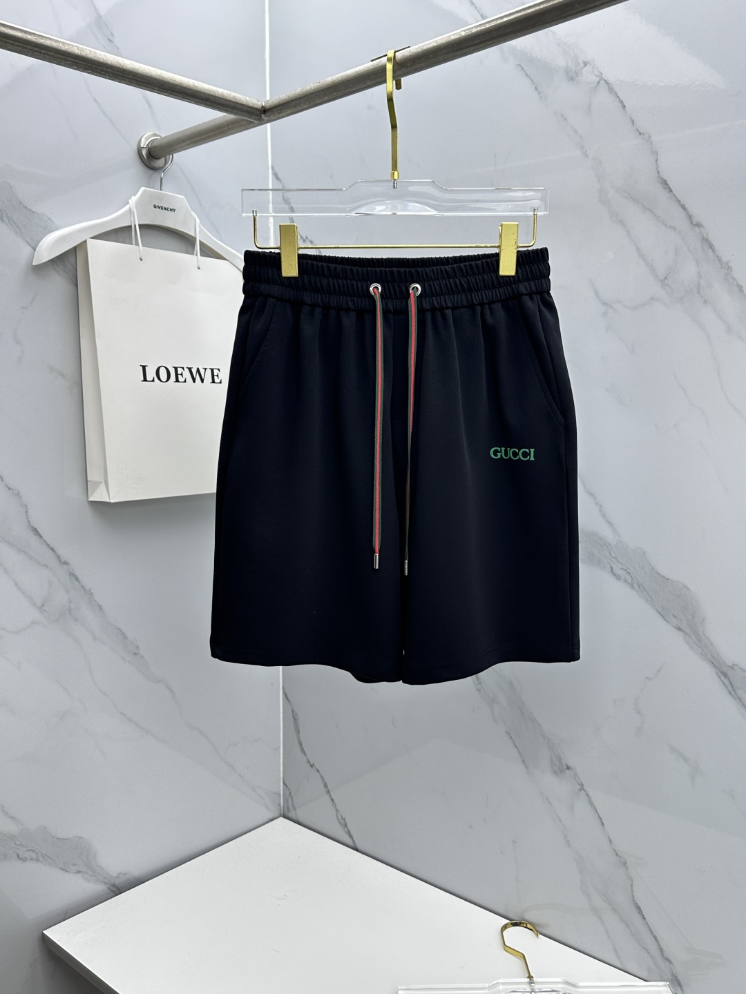 NO:835152,Gucci Gucci 26ss spring and summer exclusive new casual pants and shorts high-end version!  Customized fabrics with high breathability and comfort, non-sticky, impeccable details, brand element design concept, reflecting high quality. Presenting casual tailoring, the upper body shape is awesome!  Size: M-3XL,,gucci,gucci,shorts,19860909Gucci古驰 26ss春夏专供新款休闲裤短裤 高端版本！定制面料 透气舒适度高,不粘腻,细节无可挑剔,品牌元素设计理念,体现高品质.呈现休闲裁剪,上身版型超赞！ 码数: M-3XL,,gucci,gucci,shorts,,Men's clothing