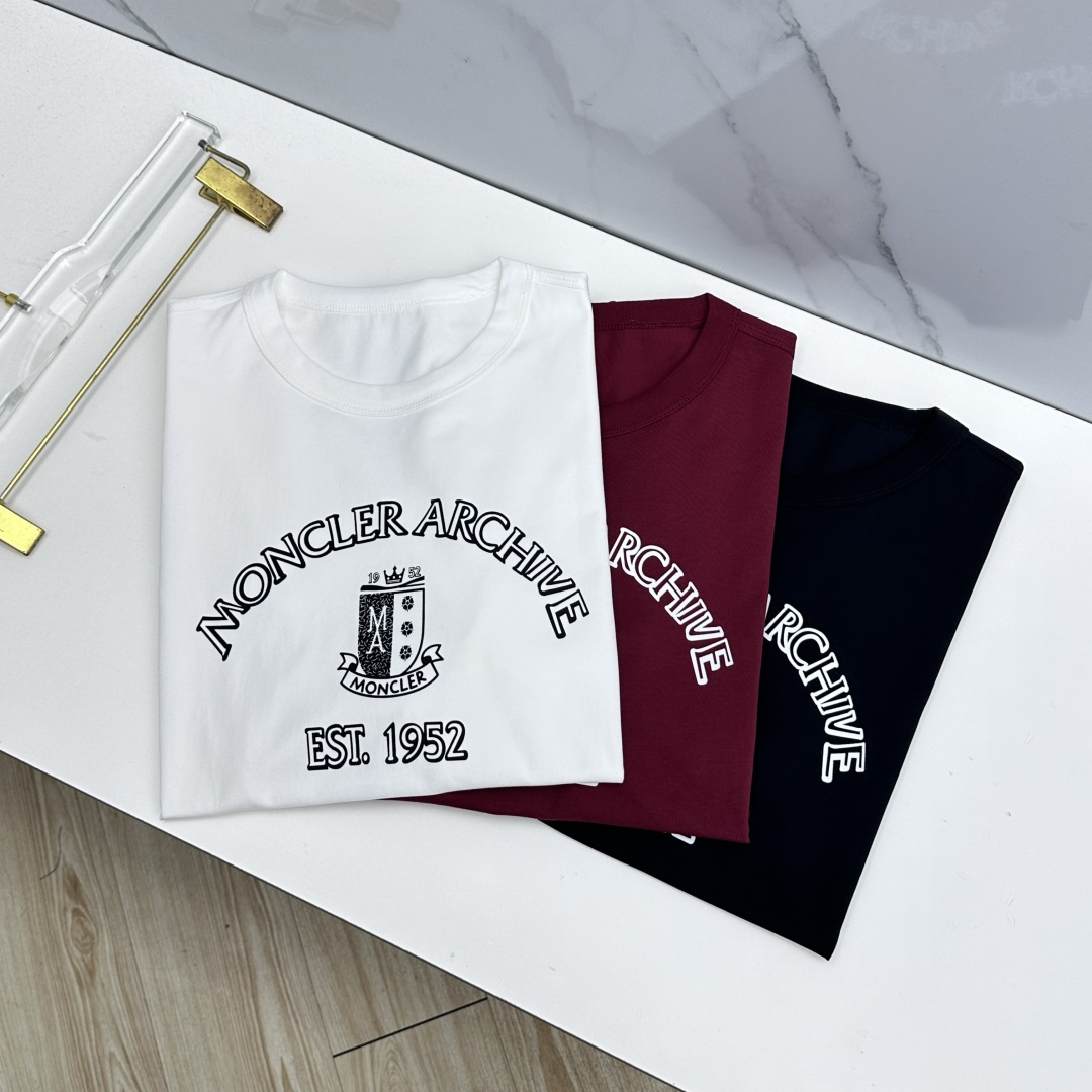NO:835160,Moncler's latest spring and summer new short-sleeved round neck T-shirts are available at Moncler's new spring and summer debut counters. High-end custom-made designs are avant-garde and fashionable!  Brand logo process design. Customized mulberry silk cotton fabric. Soft to the touch. Comfortable to wear. Exquisite sewing at the counter level. Fine workmanship. The upper body effect is incomparably handsome!  A must-have item for a stylish man!  hz size M-3XL,,Moncler,T-shirt,tees,t-shirt,19860909Moncler蒙口 春夏新款首发专柜最新款短袖圆领T恤 高端订制 设计前卫时尚！品牌logo工艺设计 定制桑蚕丝棉面料.手感柔软.穿着舒适.专柜级别精致车线.做工精细.上身效果无敌帅气！型男必备单品！hz 码数M-3XL,,Moncler,T-shirt,tees，t-shirt,,Men's clothing