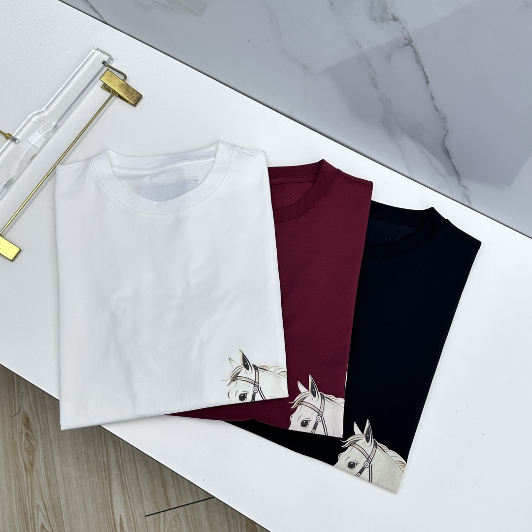 NO:835168,LV Louis Vuitton's latest spring and summer new launch counter, the latest short-sleeved round neck T-shirt, high-end customization, avant-garde and fashionable design!  Brand logo process design. Customized mulberry silk cotton fabric. Soft to the touch. Comfortable to wear. Exquisite sewing at the counter level. Fine workmanship. The upper body effect is incomparably handsome!  A must-have item for a stylish man!  hz size M-3XL,,louis vuitton,louis vuitton,T-shirt,tees,t-shirt,19860909LV路易威登 春夏新款首发专柜最新款短袖圆领T恤 高端订制 设计前卫时尚！品牌logo工艺设计 定制桑蚕丝棉面料.手感柔软.穿着舒适.专柜级别精致车线.做工精细.上身效果无敌帅气！型男必备单品！hz 码数M-3XL,,louis vuitton,louis vuitton,T-shirt,tees，t-shirt,,Men's clothing