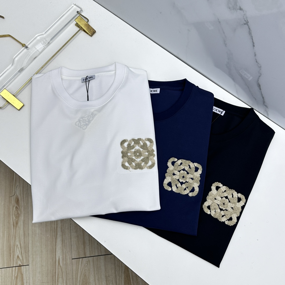 NO:835174,LOEWE's new spring and summer debut counter, the latest short-sleeved round-neck T-shirt, high-end custom design, avant-garde and fashionable!  Brand logo process design. Customized mulberry silk cotton fabric. Soft to the touch. Comfortable to wear. Exquisite sewing at the counter level. Fine workmanship. The upper body effect is incomparably handsome!  A must-have item for a stylish man!  hz size M-XXL,,loewe,loewe,T-shirt,tees,t-shirt,19860909LOEWE罗意威 春夏新款首发专柜最新款短袖圆领T恤 高端订制 设计前卫时尚！品牌logo工艺设计 定制桑蚕丝棉面料.手感柔软.穿着舒适.专柜级别精致车线.做工精细.上身效果无敌帅气！型男必备单品！hz 码数M-XXL,,loewe,loewe,T-shirt,tees，t-shirt,,Men's clothing