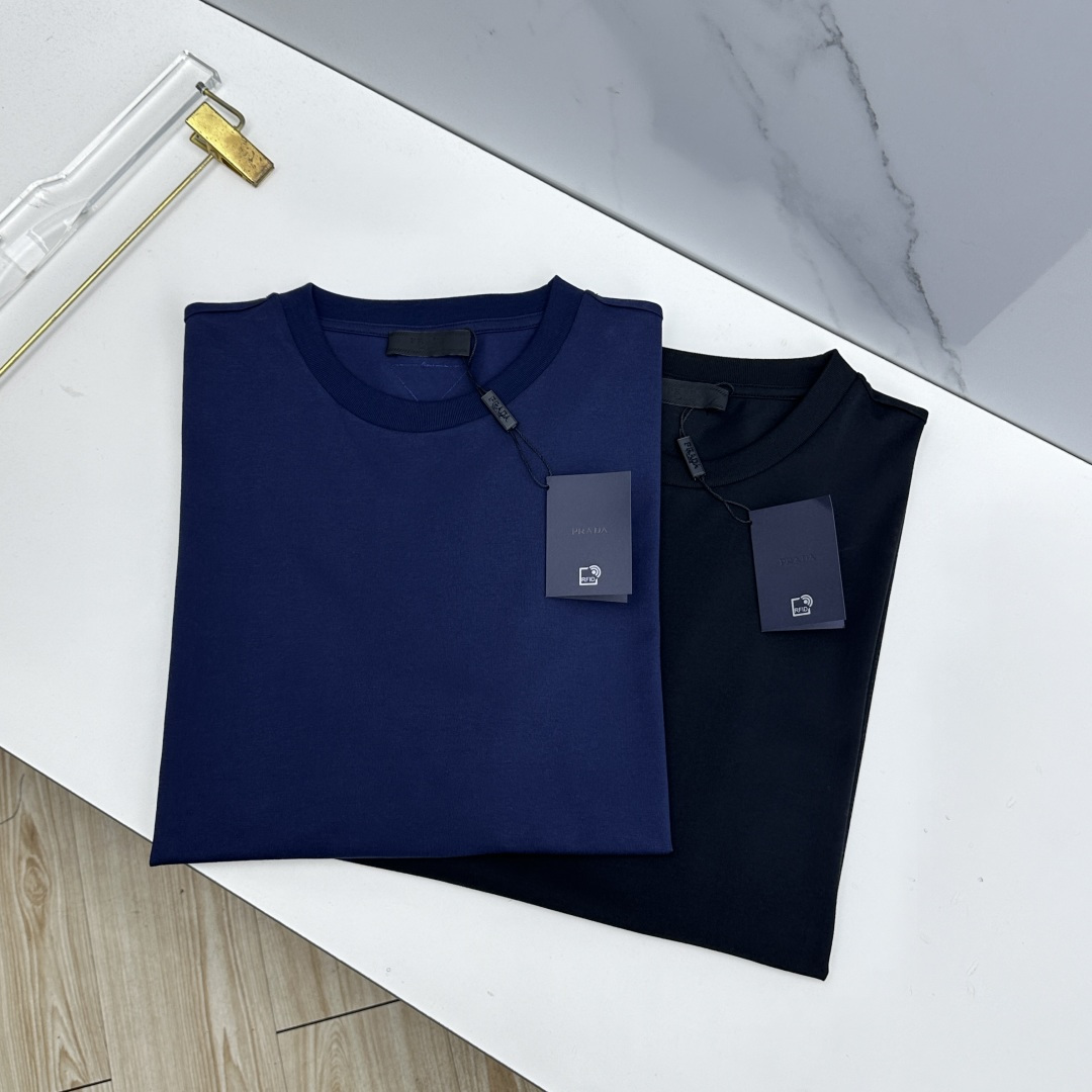 NO:835181,Prada's new spring and summer debut counter, the latest short-sleeved round-neck T-shirt, high-end custom design, avant-garde and fashionable!  Brand logo process design. Customized mulberry silk cotton fabric. Soft to the touch. Comfortable to wear. Exquisite sewing at the counter level. Fine workmanship. The upper body effect is incomparably handsome!  A must-have item for a stylish man!  hz size M-XXL,,prada,prada,T-shirt,tees,t-shirt,19860909Prada普拉达 春夏新款首发专柜最新款短袖圆领T恤 高端订制 设计前卫时尚！品牌logo工艺设计 定制桑蚕丝棉面料.手感柔软.穿着舒适.专柜级别精致车线.做工精细.上身效果无敌帅气！型男必备单品！hz 码数M-XXL,,prada,prada,T-shirt,tees，t-shirt,,Men's clothing