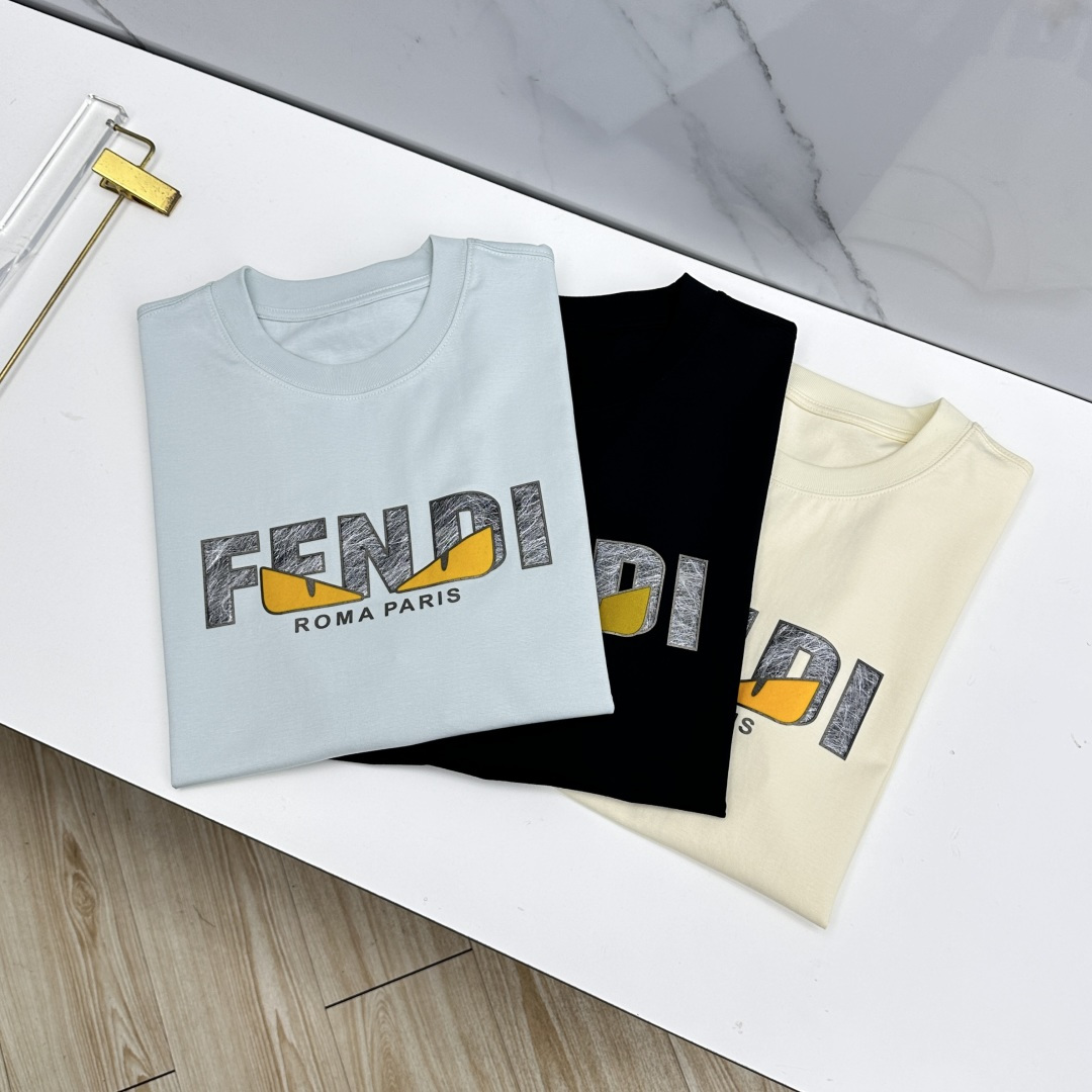 NO:835193,Fendi Fendi's new spring and summer debut counter, the latest short-sleeved round neck T-shirt, high-end custom design, avant-garde and fashionable!  Brand logo process design, customized mercerized cotton fabric. Soft to the touch. Comfortable to wear. Counter-level exquisite stitching. Fine workmanship. The upper body effect is incomparably handsome!  A must-have item for a stylish man!  xh size M-3XL,,fendi,fendi,T-shirt,tees,t-shirt,19860909Fendi芬迪 春夏新款首发专柜最新款短袖圆领T恤 高端订制 设计前卫时尚！品牌logo工艺设计 定制丝光棉面料.手感柔软.穿着舒适.专柜级别精致车线.做工精细.上身效果无敌帅气！型男必备单品！xh 码数M-3XL,,fendi,fendi,T-shirt,tees，t-shirt,,Men's clothing