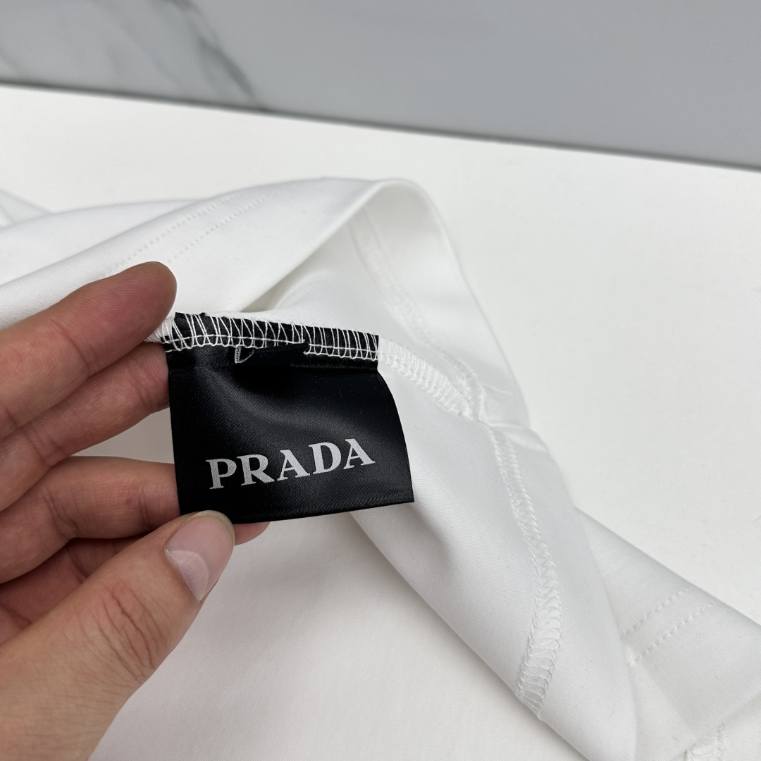 🆕Prada普拉达 春夏新款首发专柜最新款短袖圆领T恤 高端订制 设计前卫时尚！品牌logo工艺设计 定