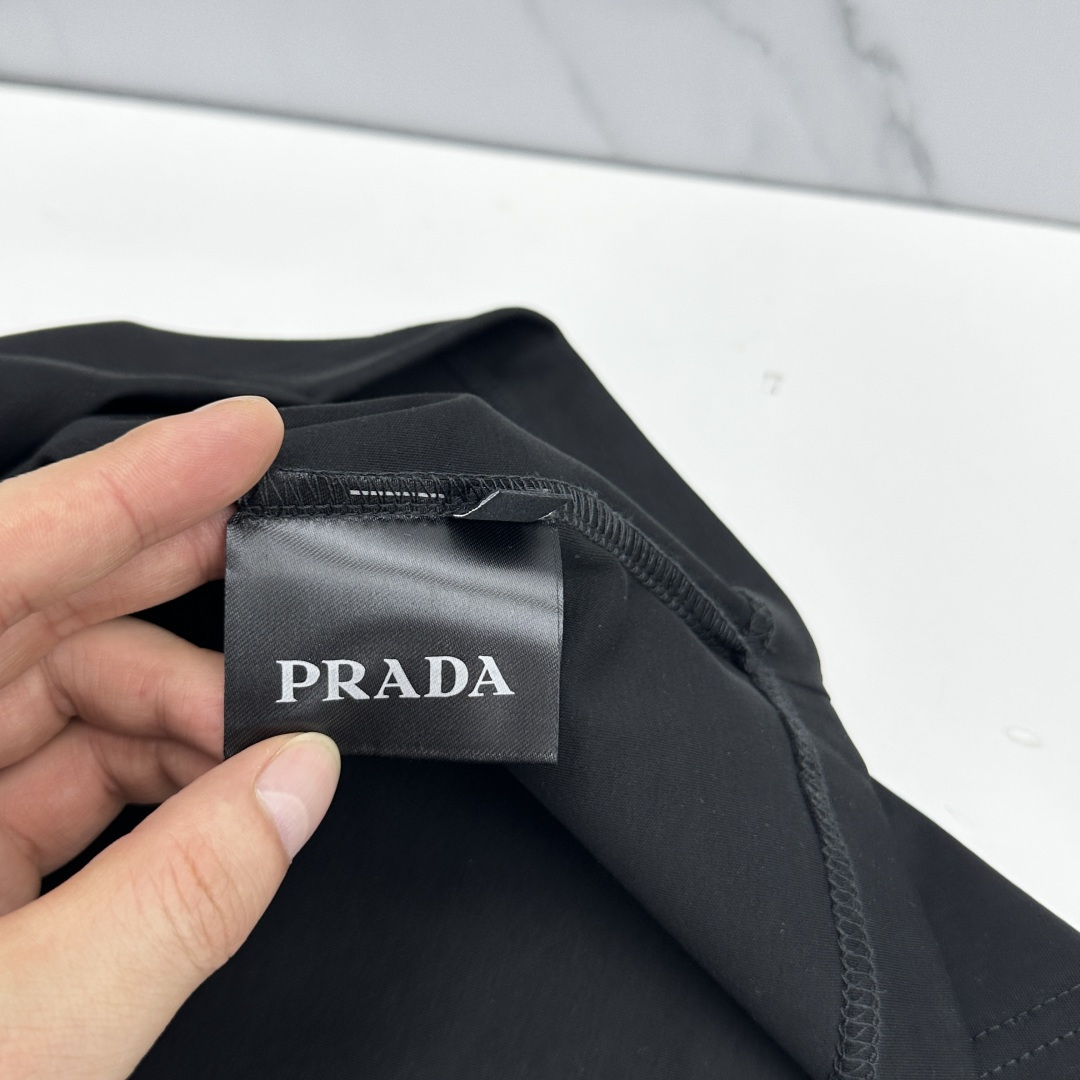 🆕Prada普拉达 春夏新款首发专柜最新款短袖圆领T恤 高端订制 设计前卫时尚！品牌logo工艺设计 定