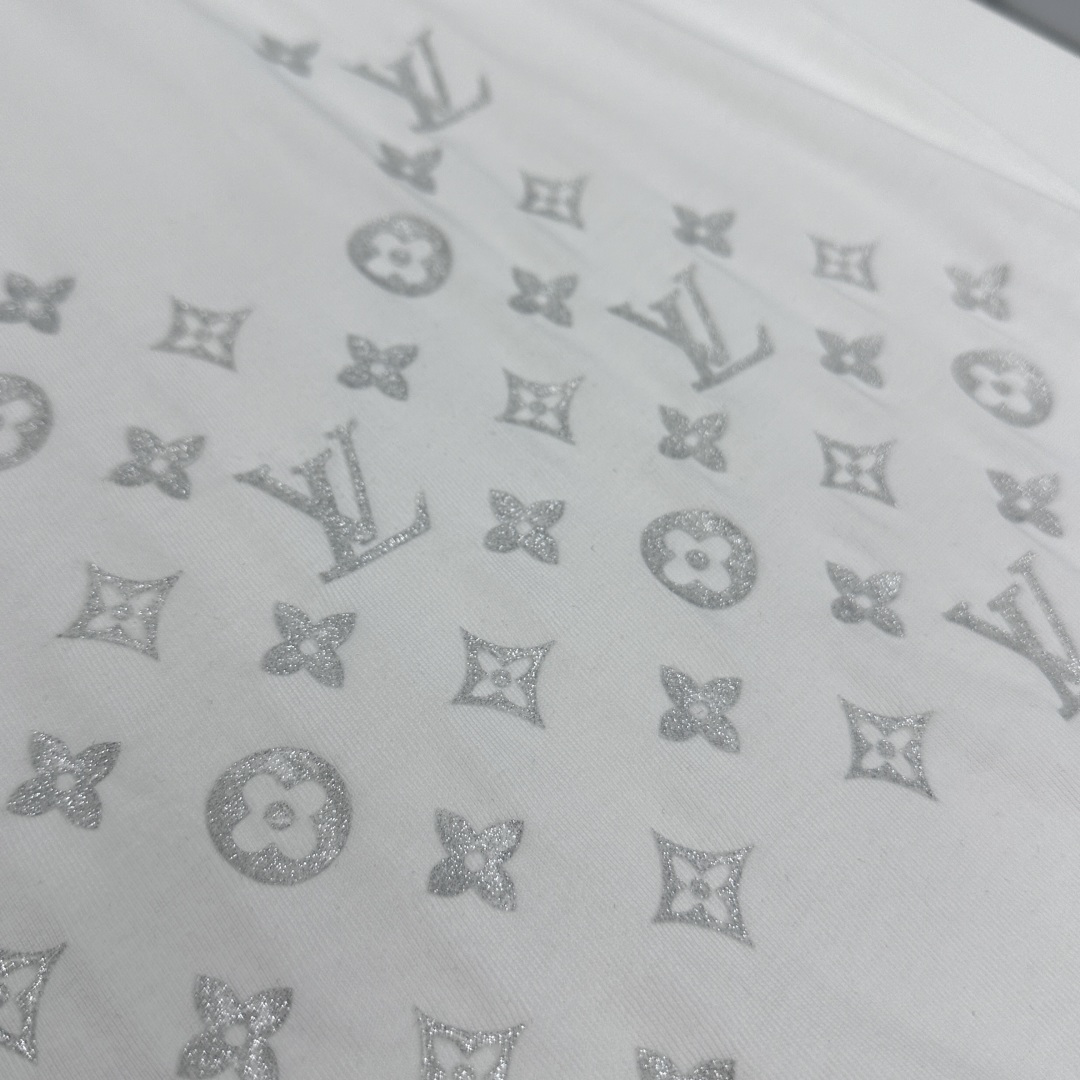 🆕LV路易威登 新款首发专柜最新款短袖圆领T恤 高端订制 设计前卫时尚！品牌logo重工艺设计 高端长绒