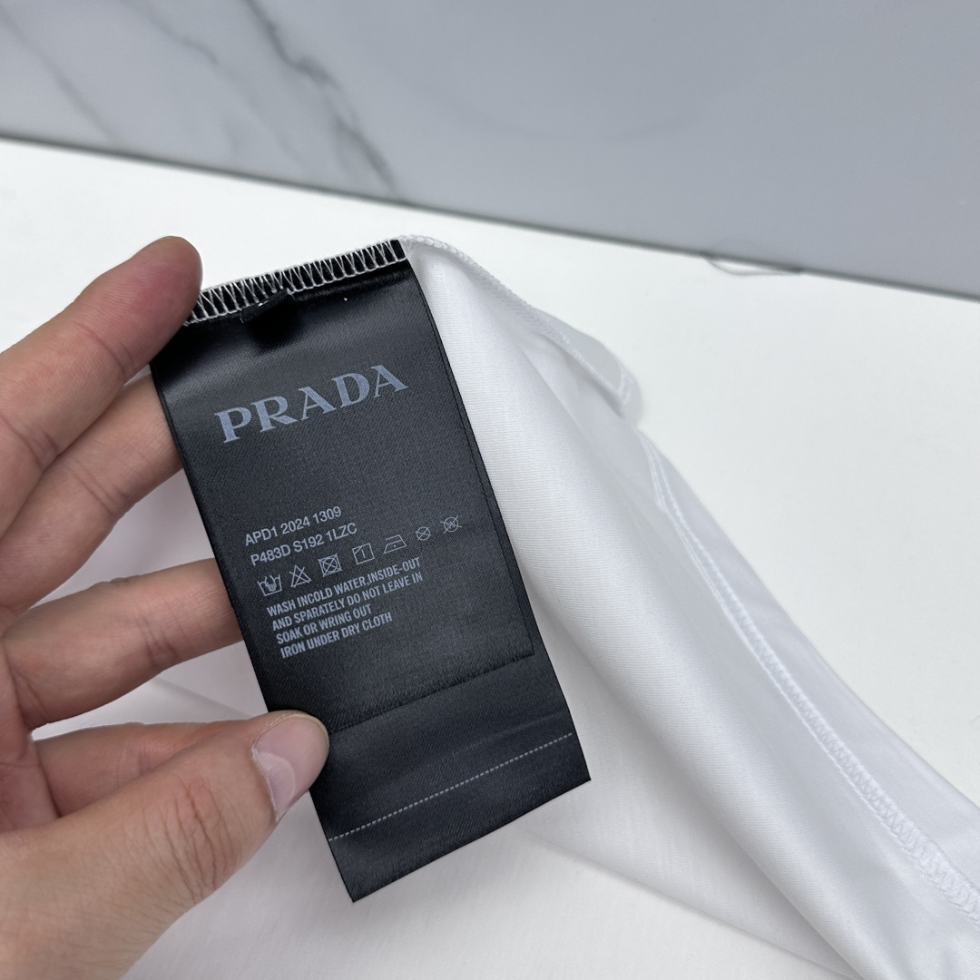 🆕Prada普拉达 春夏新款首发专柜最新款短袖圆领T恤 高端订制 设计前卫时尚！品牌logo工艺设计 定