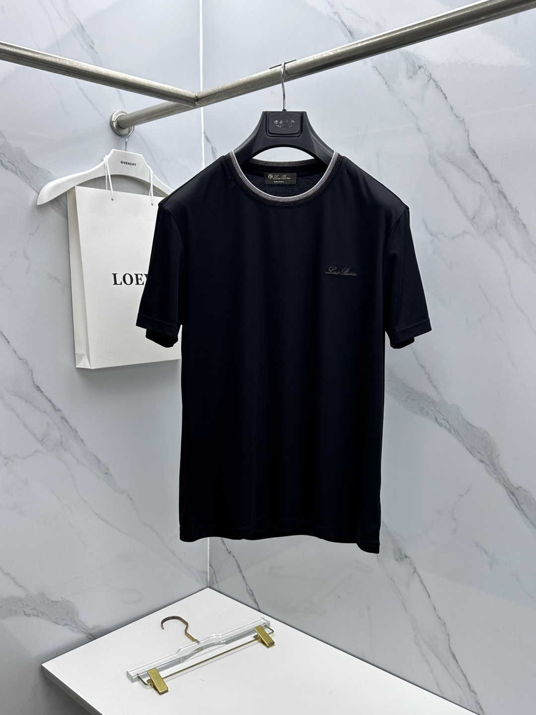 🆕Loro Piana 春夏新款首发专柜最新款短袖圆领T恤 高端订制 设计前卫时尚！品牌logo工艺设计