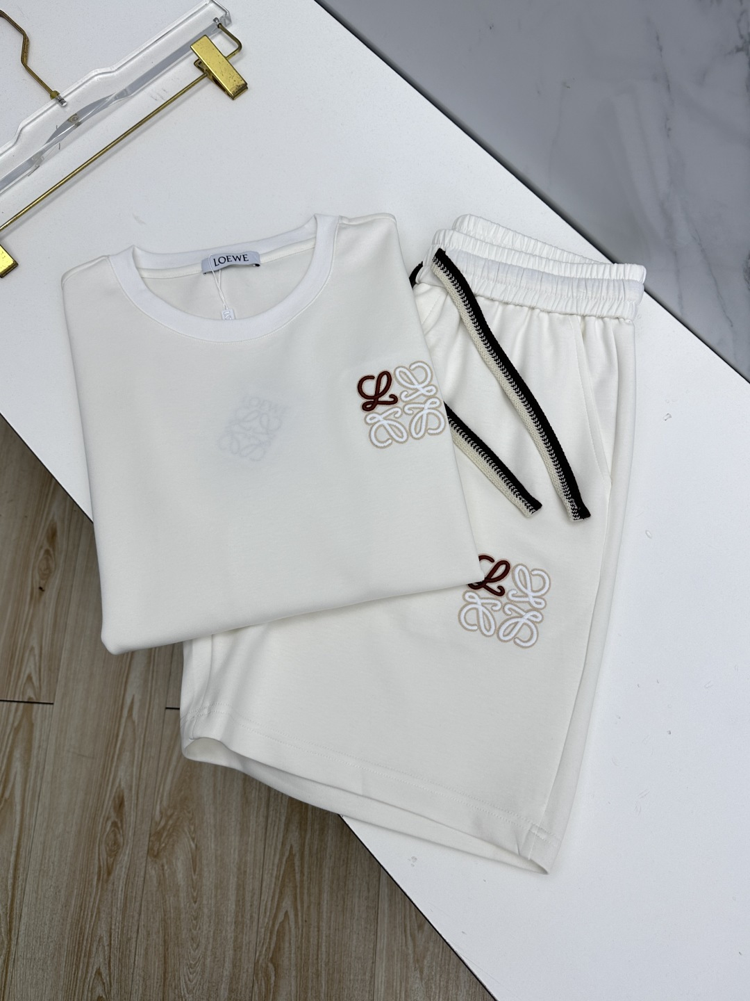 🆕LOEWE罗意威 春夏新款套装，男女款 贸易公司渠道稀出，基本每一季都会有它的背影所在，期待着所有潮男