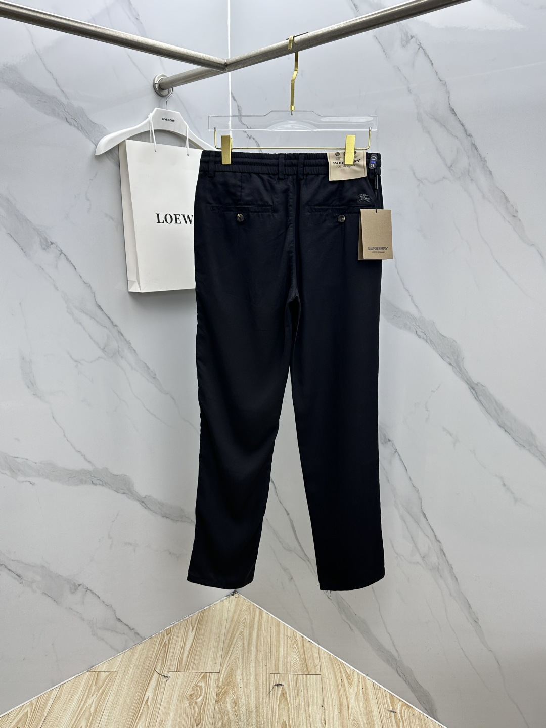 🆕Burberry巴宝莉 春夏新品休闲西裤，官网同步发售，裤身工艺设计，橡筋抽绳裤腰，客供辅料、面料定制