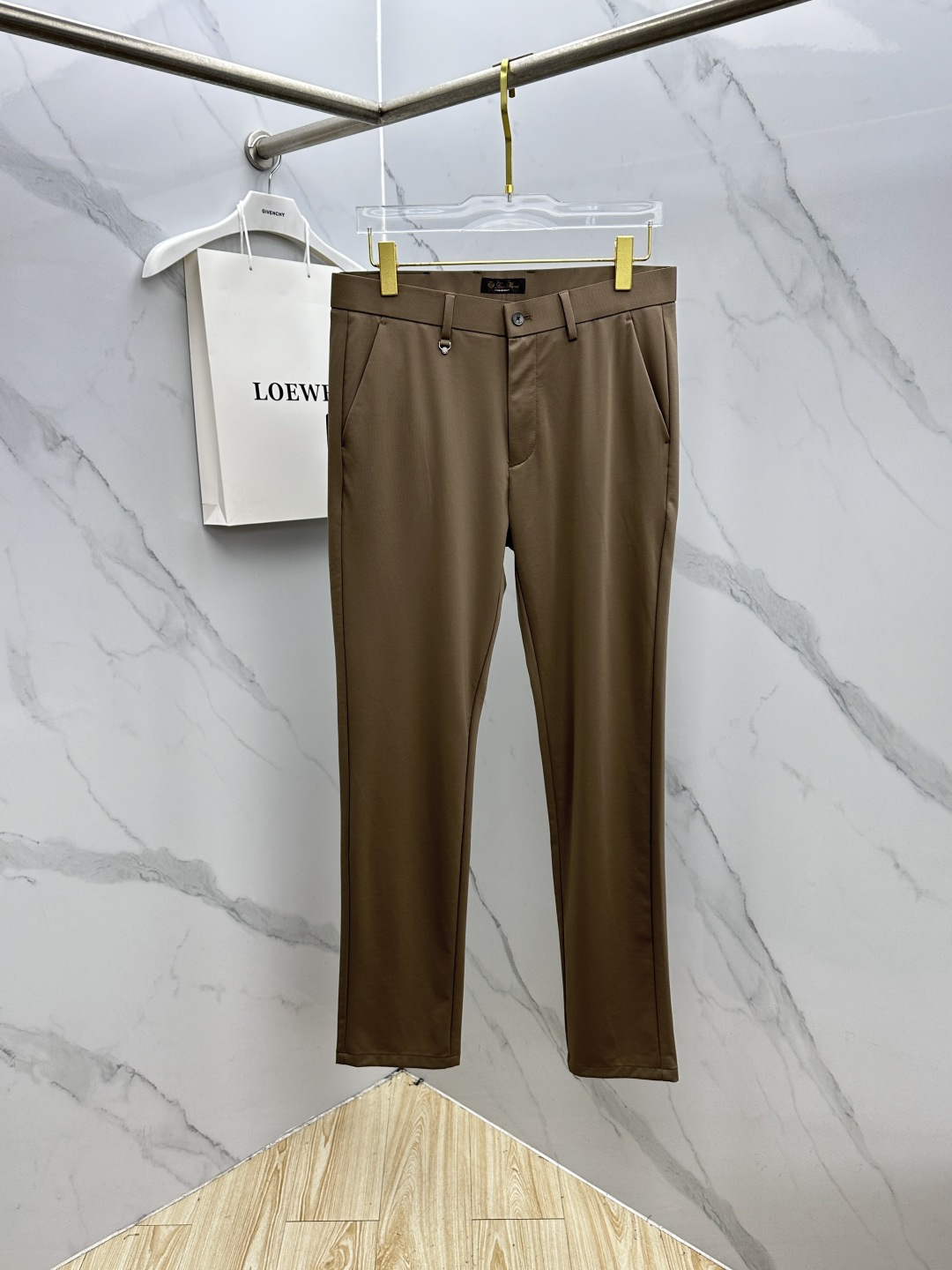 🆕Loro Piana 春夏新品休闲西裤，官网同步发售，裤身工艺设计，客供辅料、面料定制，柔软丝滑，代工