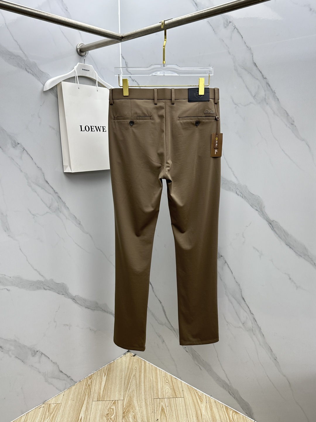 🆕Loro Piana 春夏新品休闲西裤，官网同步发售，裤身工艺设计，客供辅料、面料定制，柔软丝滑，代工