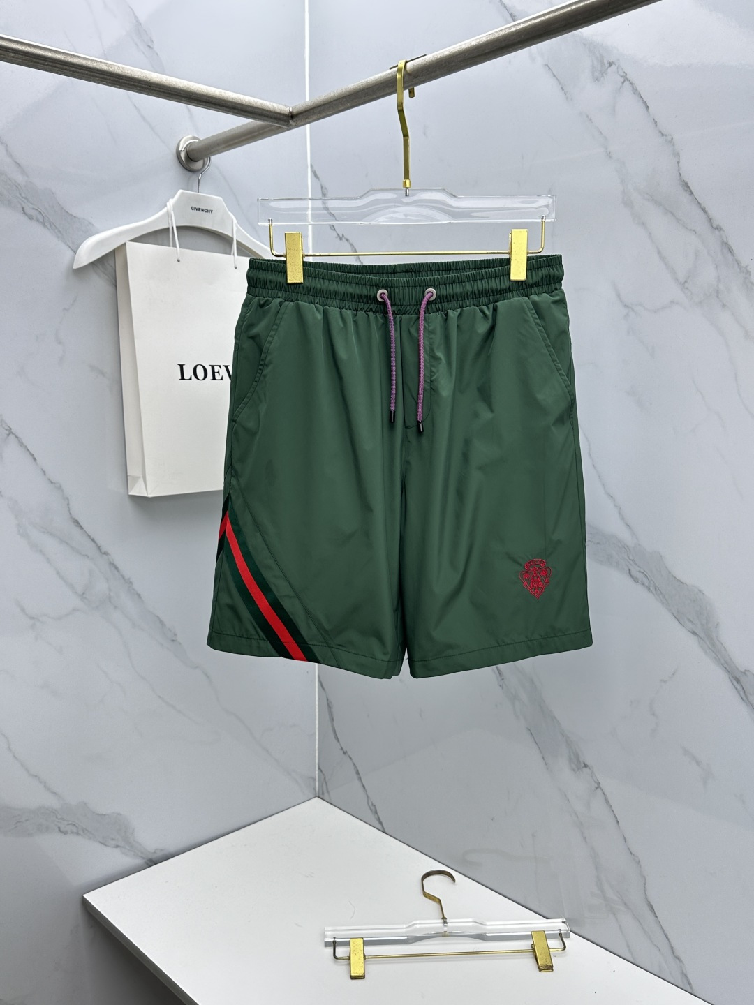 NO:910081,Gucci Gucci 26ss spring and summer exclusive new casual pants and shorts high-end version!  Customized quick-drying fabric, mesh lining, highly breathable and comfortable, non-sticky, impeccable details, brand element design concept, reflecting high quality. Presenting casual tailoring, the upper body shape is awesome!  dx size: M-3XL,,gucci,gucci,shorts,19860909Gucci古驰 26ss春夏专供新款休闲裤短裤 高端版本！定制速干面料 网纱内衬 透气舒适度高,不粘腻,细节无可挑剔,品牌元素设计理念,体现高品质.呈现休闲裁剪,上身版型超赞！dx 码数: M-3XL,,gucci,gucci,shorts,,Men's clothing