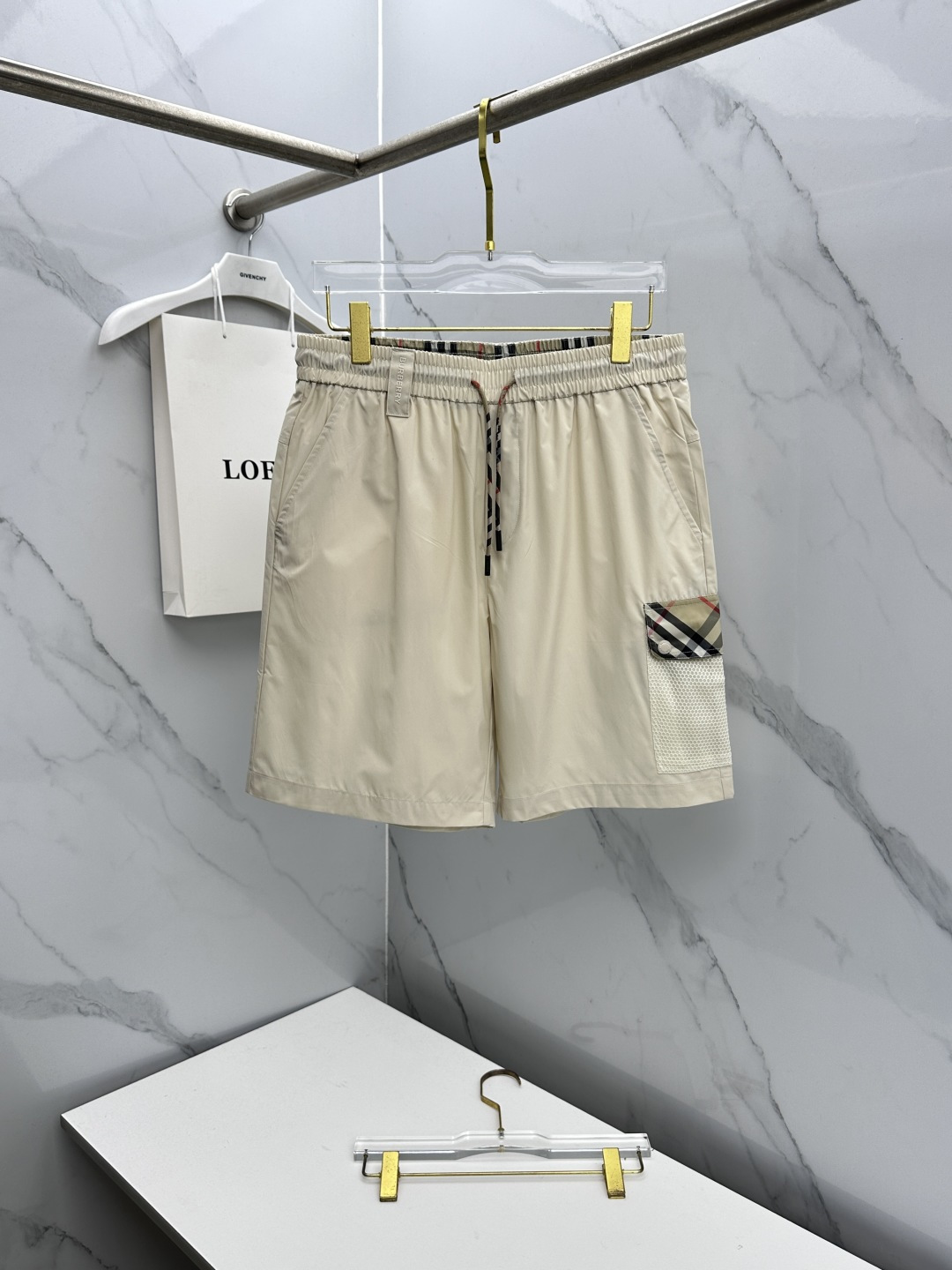NO:910085,Burberry 26ss spring and summer exclusive new casual pants and shorts high-end version!  Customized quick-drying fabric, mesh lining, highly breathable and comfortable, non-sticky, impeccable details, brand element design concept, reflecting high quality. Presenting casual tailoring, the upper body shape is awesome!  dx code number: M-3XL,,burberry,burberry,shorts,19860909Burberry巴宝莉 26ss春夏专供新款休闲裤短裤 高端版本！定制速干面料 网纱内衬 透气舒适度高,不粘腻,细节无可挑剔,品牌元素设计理念,体现高品质.呈现休闲裁剪,上身版型超赞！dx 码数: M-3XL,,burberry,burberry,shorts,,Men's clothing