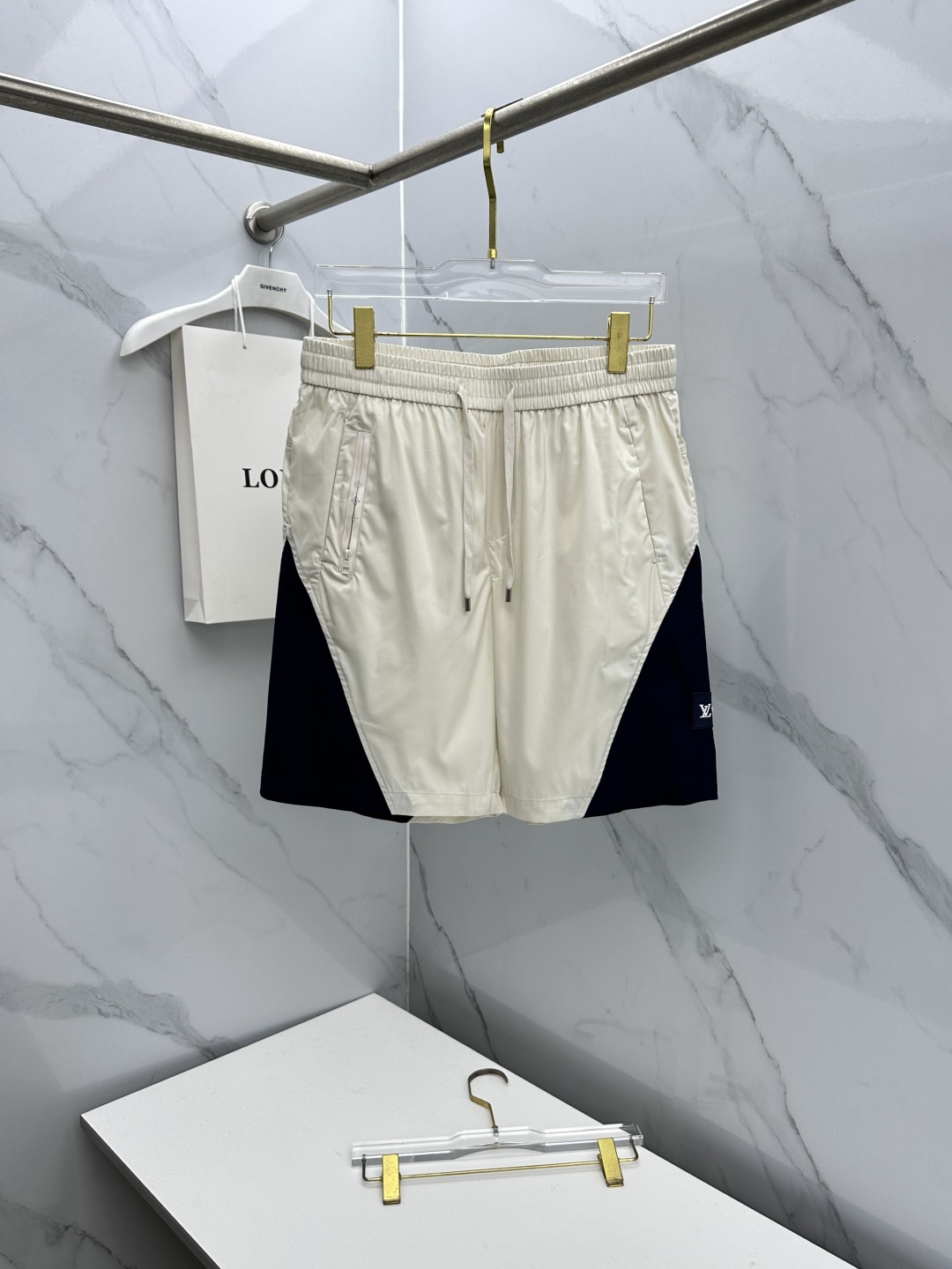 NO:910088,Louis Vuitton Louis Vuitton 26ss spring and summer exclusive new casual pants and shorts high-end version!  Customized quick-drying fabric, mesh lining, highly breathable and comfortable, non-sticky, impeccable details, brand element design concept, reflecting high quality. Presenting casual tailoring, the upper body shape is awesome!  dx code number: M-3XL,,louis vuitton,louis vuitton,shorts,19860909Louis Vuitton路易威登 26ss春夏专供新款休闲裤短裤 高端版本！定制速干面料 网纱内衬 透气舒适度高,不粘腻,细节无可挑剔,品牌元素设计理念,体现高品质.呈现休闲裁剪,上身版型超赞！dx 码数: M-3XL,,louis vuitton,louis vuitton,shorts,,Men's clothing
