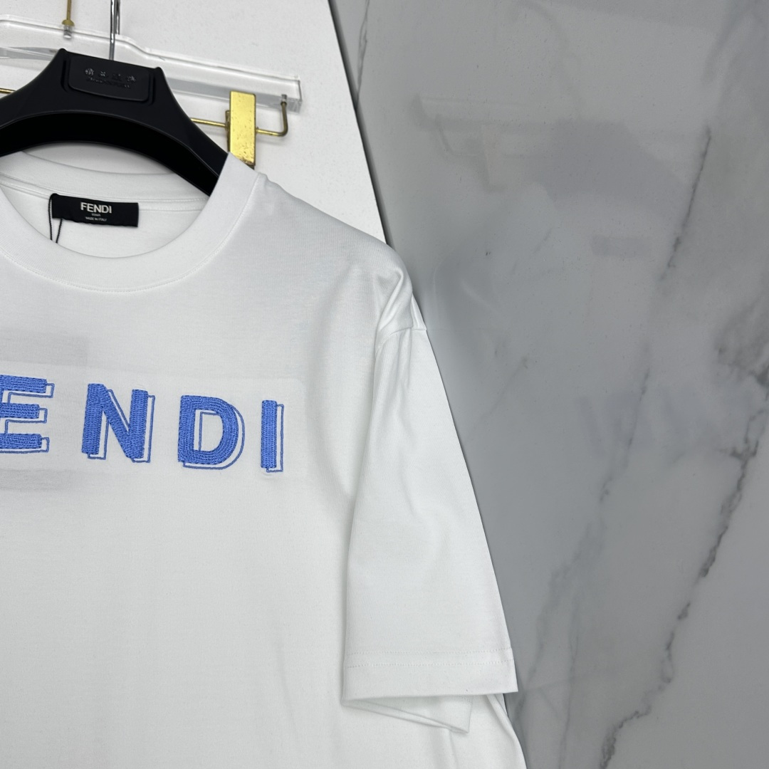 🆕Fendi芬迪 新款首发专柜最新款短袖圆领T恤 高端订制 胸前logo设计 高定面料.手感柔软.穿着舒