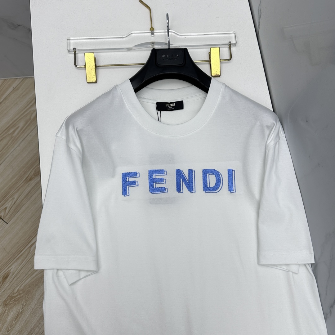 🆕Fendi芬迪 新款首发专柜最新款短袖圆领T恤 高端订制 胸前logo设计 高定面料.手感柔软.穿着舒