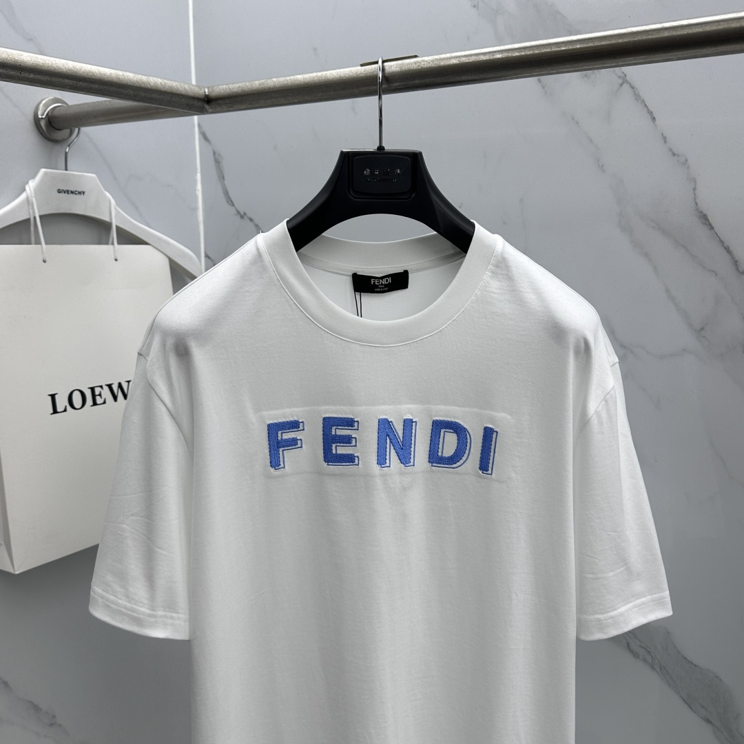 🆕Fendi芬迪 新款首发专柜最新款短袖圆领T恤 高端订制 胸前logo设计 高定面料.手感柔软.穿着舒