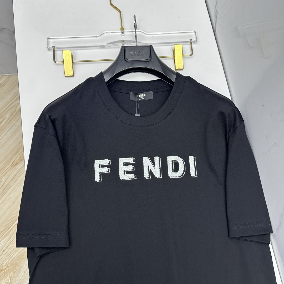 🆕Fendi芬迪 新款首发专柜最新款短袖圆领T恤 高端订制 胸前logo设计 高定面料.手感柔软.穿着舒