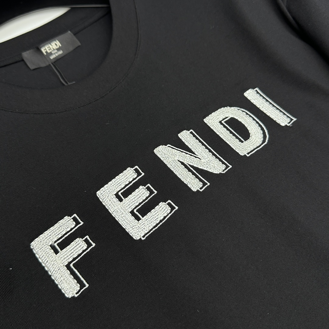 🆕Fendi芬迪 新款首发专柜最新款短袖圆领T恤 高端订制 胸前logo设计 高定面料.手感柔软.穿着舒