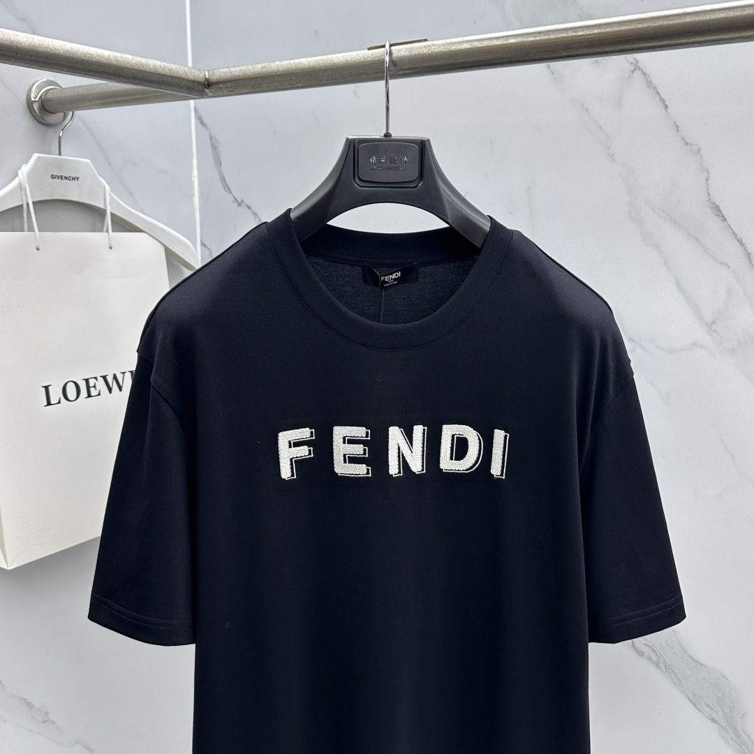 🆕Fendi芬迪 新款首发专柜最新款短袖圆领T恤 高端订制 胸前logo设计 高定面料.手感柔软.穿着舒