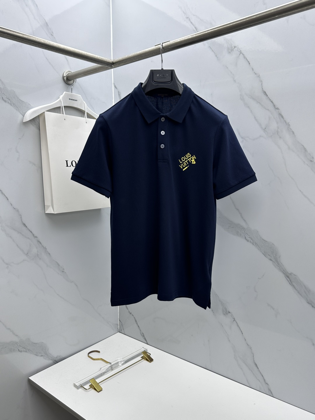 🆕LV路易威登 春夏新款翻领Polo衫短袖 简洁时尚百搭 标志性logo 吸睛显瘦 定制进口珠地棉面料 
