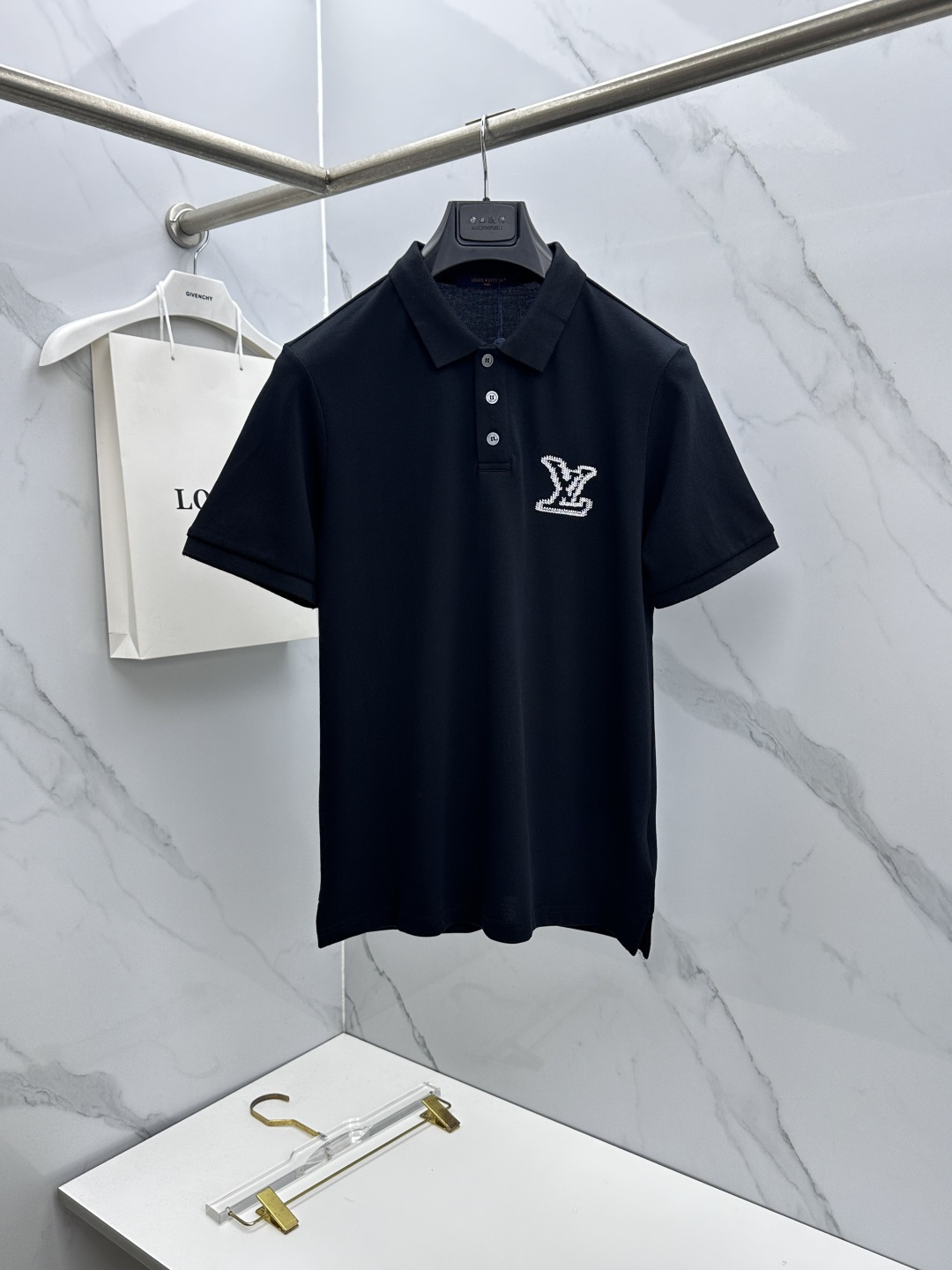 🆕LV路易威登 春夏新款翻领Polo衫短袖 简洁时尚百搭 标志性logo 吸睛显瘦 定制进口珠地棉面料 