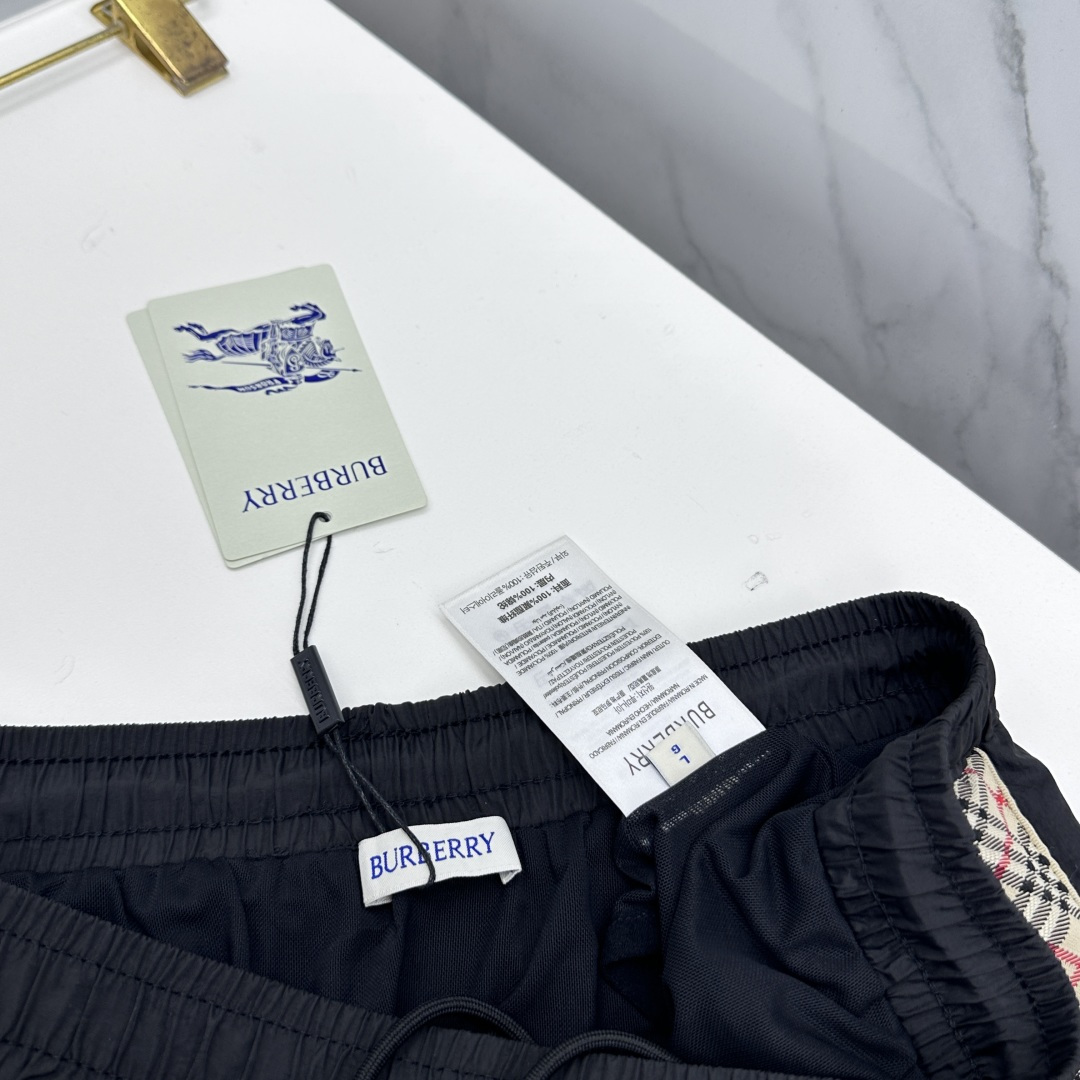 🆕Burberry巴宝莉  抽绳格纹装饰游泳这款BURBERRY抽绳格纹休闲甄选细腻顺滑的速干面料打造，
