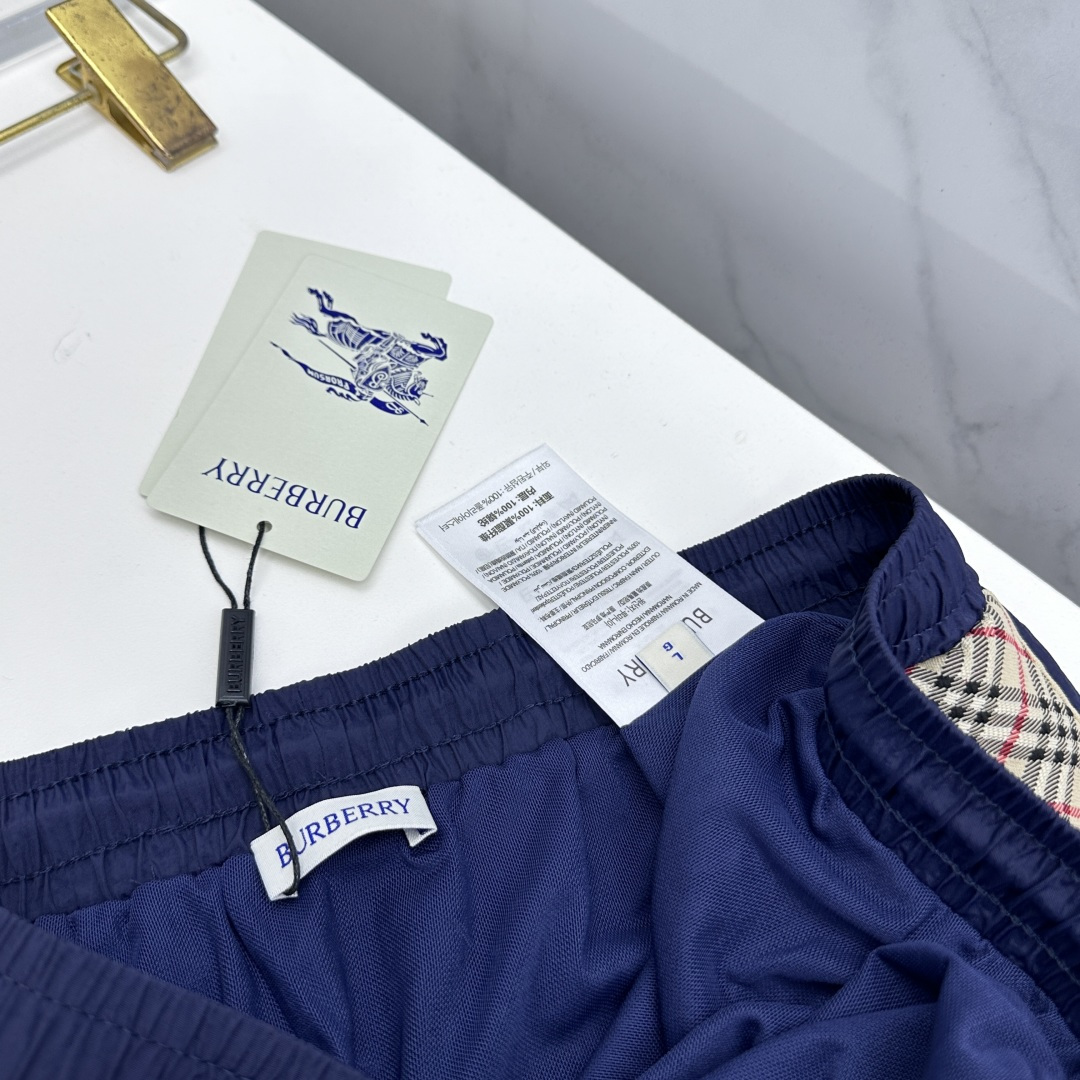 🆕Burberry巴宝莉  抽绳格纹装饰游泳这款BURBERRY抽绳格纹休闲甄选细腻顺滑的速干面料打造，