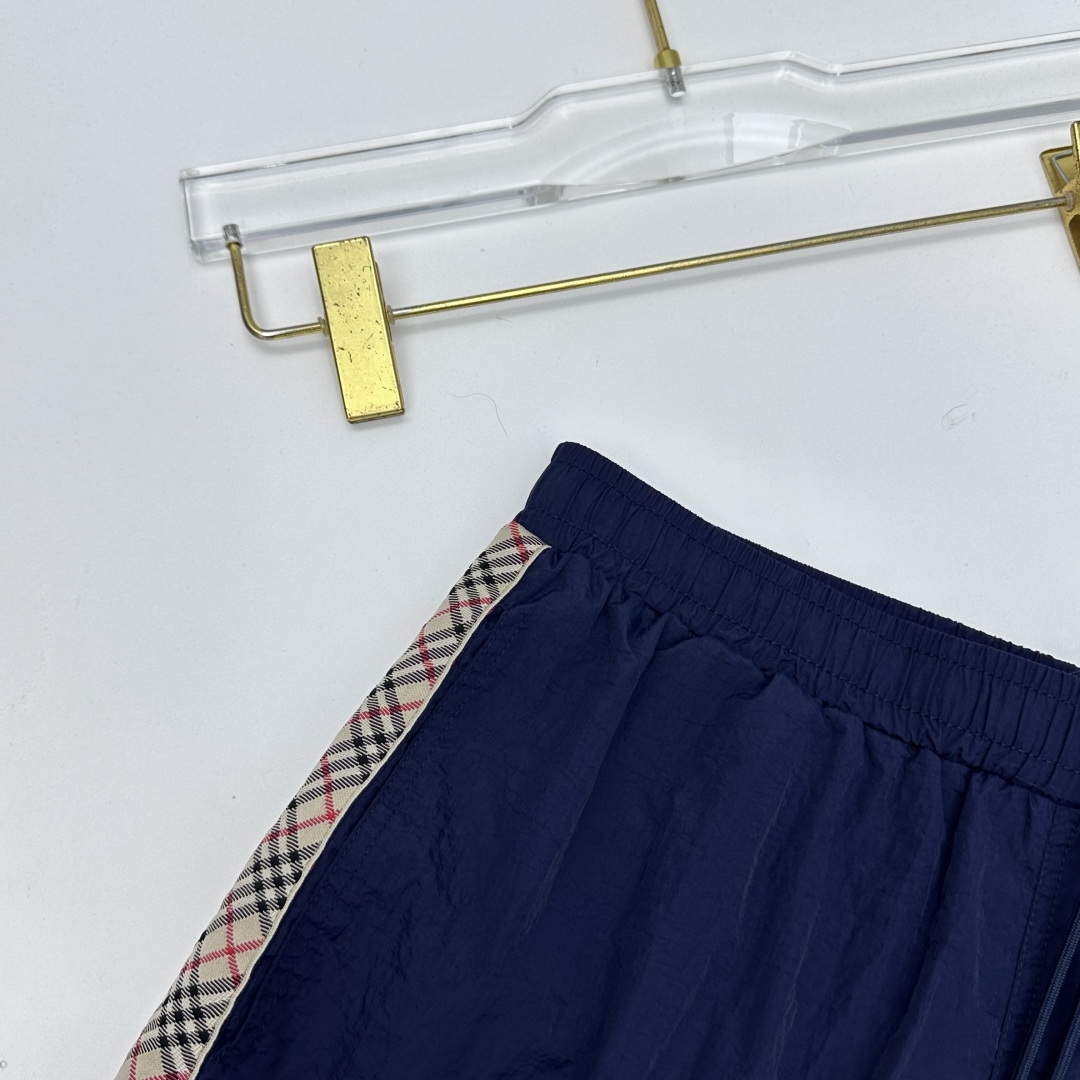 🆕Burberry巴宝莉  抽绳格纹装饰游泳这款BURBERRY抽绳格纹休闲甄选细腻顺滑的速干面料打造，