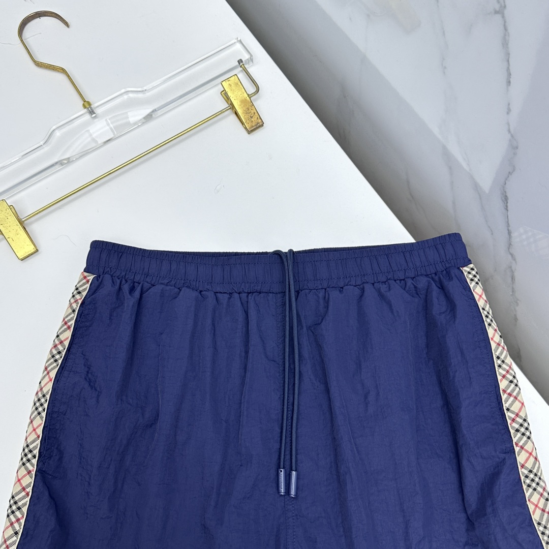 🆕Burberry巴宝莉  抽绳格纹装饰游泳这款BURBERRY抽绳格纹休闲甄选细腻顺滑的速干面料打造，